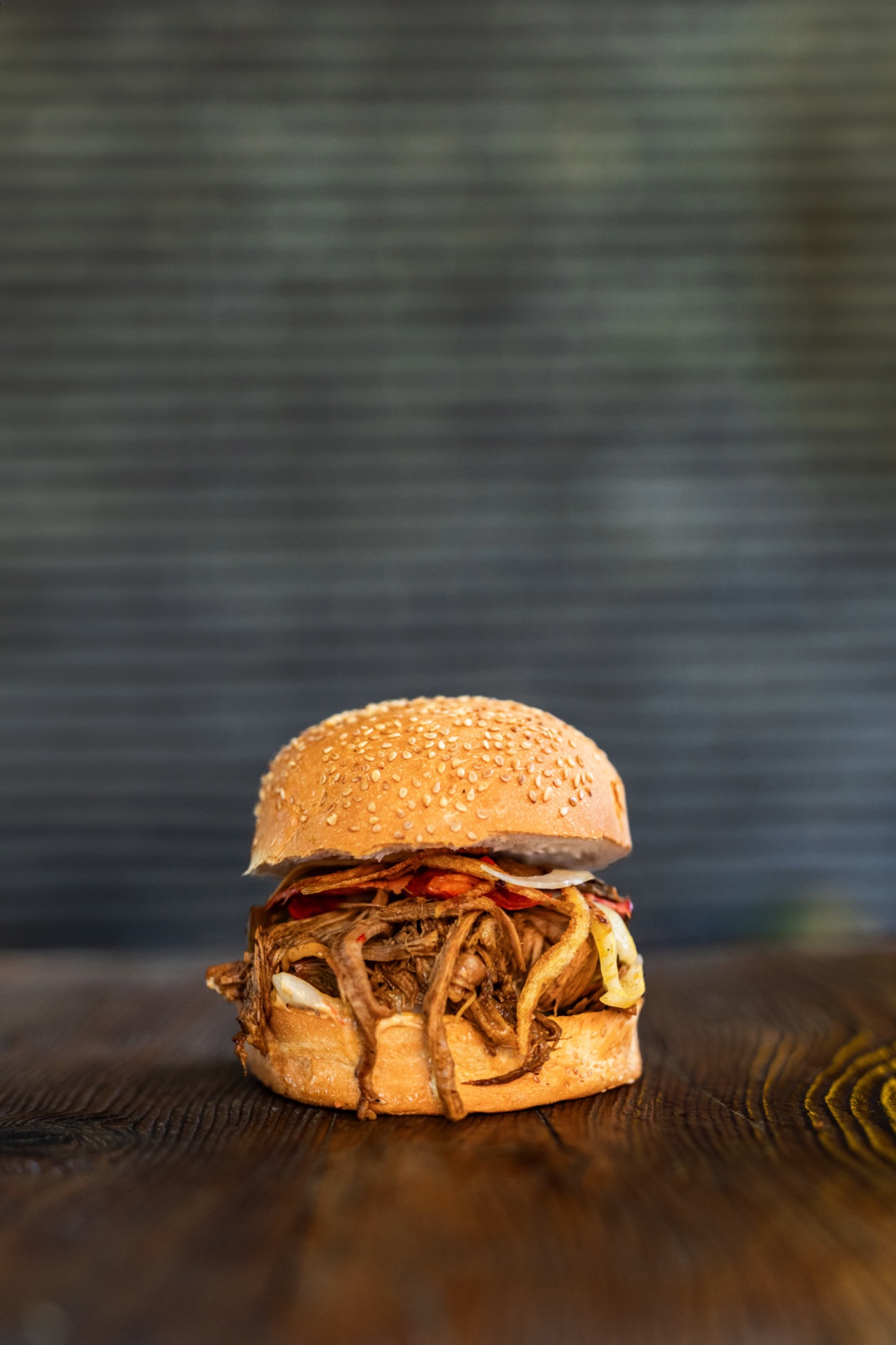 Tiftikbull (Version 2.0) - (8 Saat Fırında Pişirilmiş Dana Kaburga (Tiftik),Izgara Mantar,Köz Kapya Biber,Çiğ Soğan,Dana Bacon,Mozzarella ,Kibrit Patates,Kornişon Turşu) + Burger Ekmeği Üzerinde Bull  Sos No:1 ) + Patates Cipsi + The Bull Beyaz Sos + The Bull Yeşil Sos + Ketçap ve Mayonez ile.