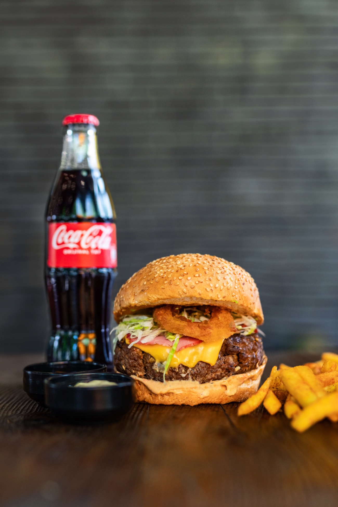 Bacon Burger Menü (07 09 Version 2.0) - Handmade burger köftesi, handmade panelenmiş kıtır soğan, dana bacon, cheddar peyniri, ince kıyım iceberg marul, bull sos no :2. (Patates kızartması,The Bull yeşil sos,The Bull beyax sos,ketçap,mayonez ve içecek ile.)