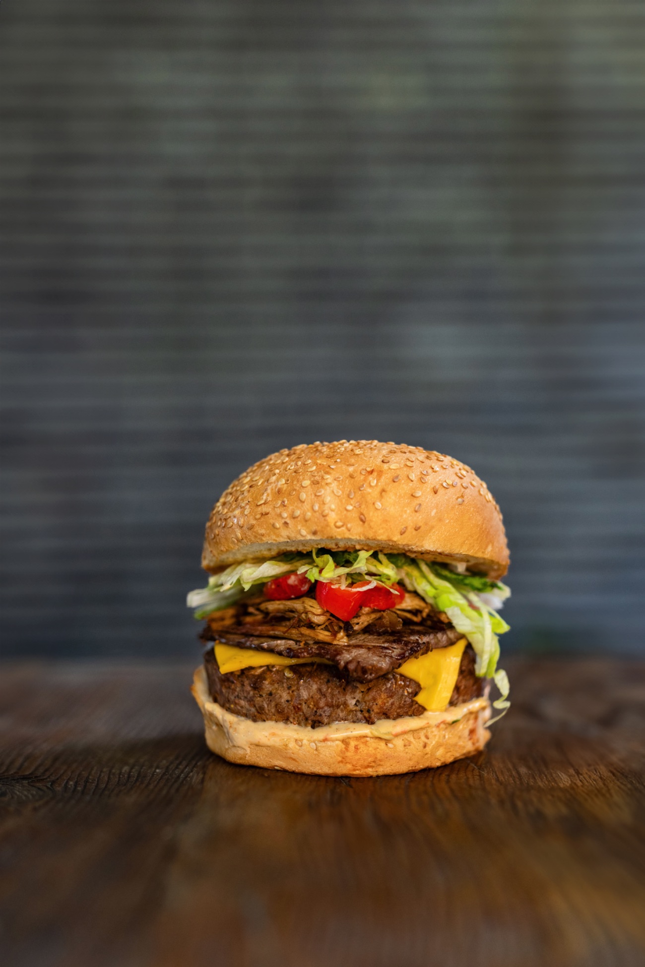 Protein Burger (20 19 Version 2.0) - Handmade burger köftesi, 40 gr. tiftik et, özel marine edilmiş bonfile, roka yaprakları, közlenmiş biber, ince kıyım iceberg marul, cheddar peyniri ,limon vinegret, Bull Sos No 1   (Patates kızartması,The Bull yeşil sos,The Bull beyaz sos,ketçap ve mayonez ile.)