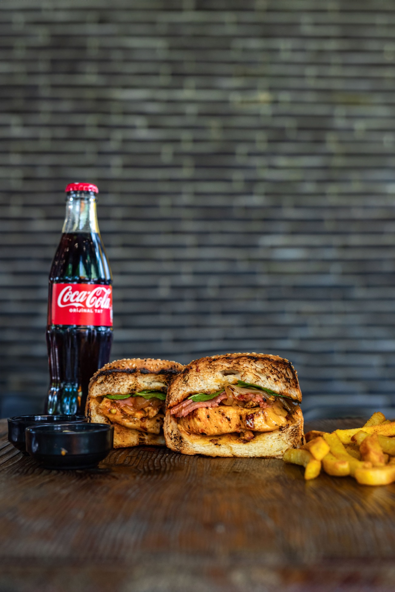 Chickenspecial Menü - Izgara tavuk bonfile, cheddar peyniri, karamelize soğan, hindi bacon, nane yaprakları, patates kızartması, özel The bull yeşil ve beyaz sos eşliğinde..