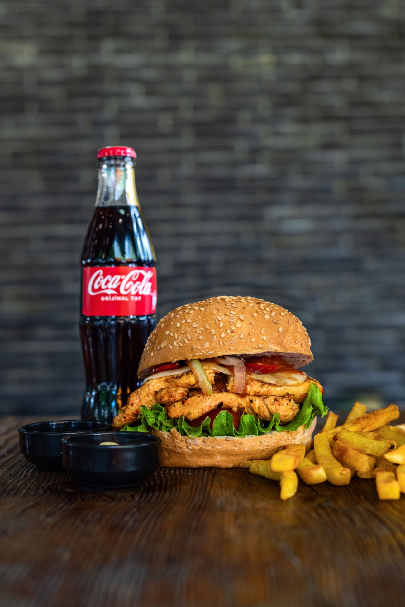 Hot Chicken Menü - Acılı ızgara tavuk bonfile, jelapone turşu, domates, çiğ soğan halkası, chili biberi,lolorosso, cheddar peyniri. (Patates kızartması,The bull yeşil sos,The Bull beyaz sos,ketçap,mayonez ve içecek ile.)