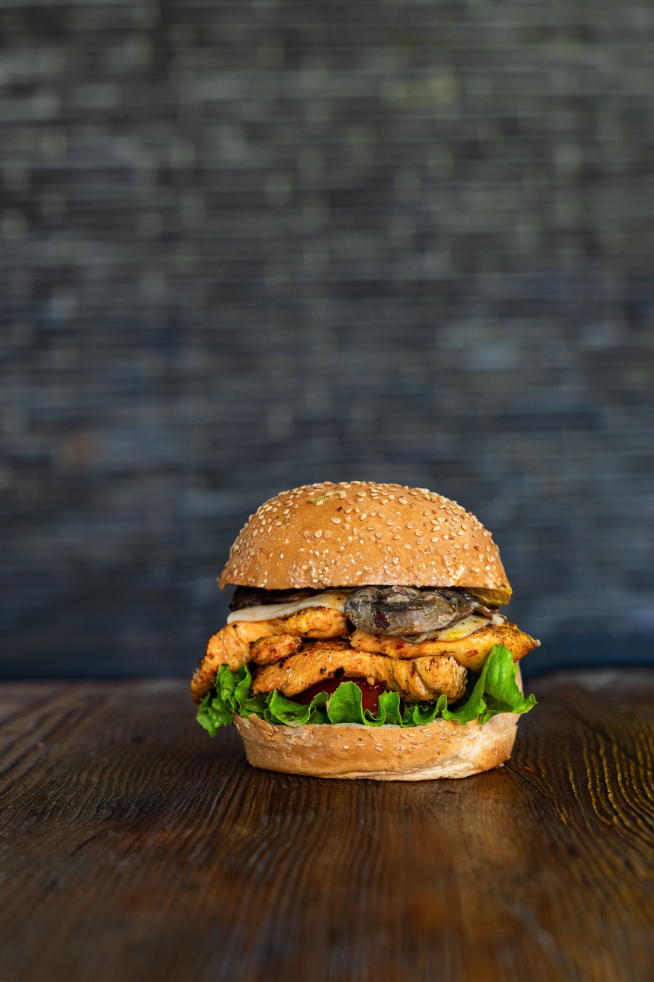 Chickenbull Burger - 150 gr. Izgara tavuk bonfile,özel soslu mantar,mozzarella peyniri,lolorosso,domates,kornişon turşu. (Patates kızartması,The Bull yeşil sos,The Bull beyaz sos,ketçap ve mayonez ile.)