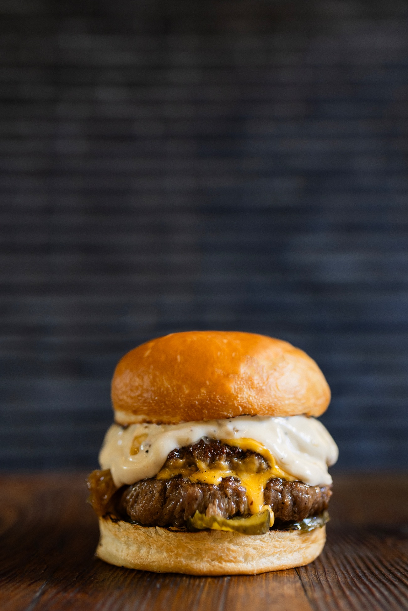 Trüf&Cheesebull - Handmade burger köftesi,trüf mantarlı mayonez,karamelize soğan,cheddar peyniri,turşu. (Patates kızartması,The bull yeşil sos,The Bull beyaz sos,ketçap,mayonez ile.)