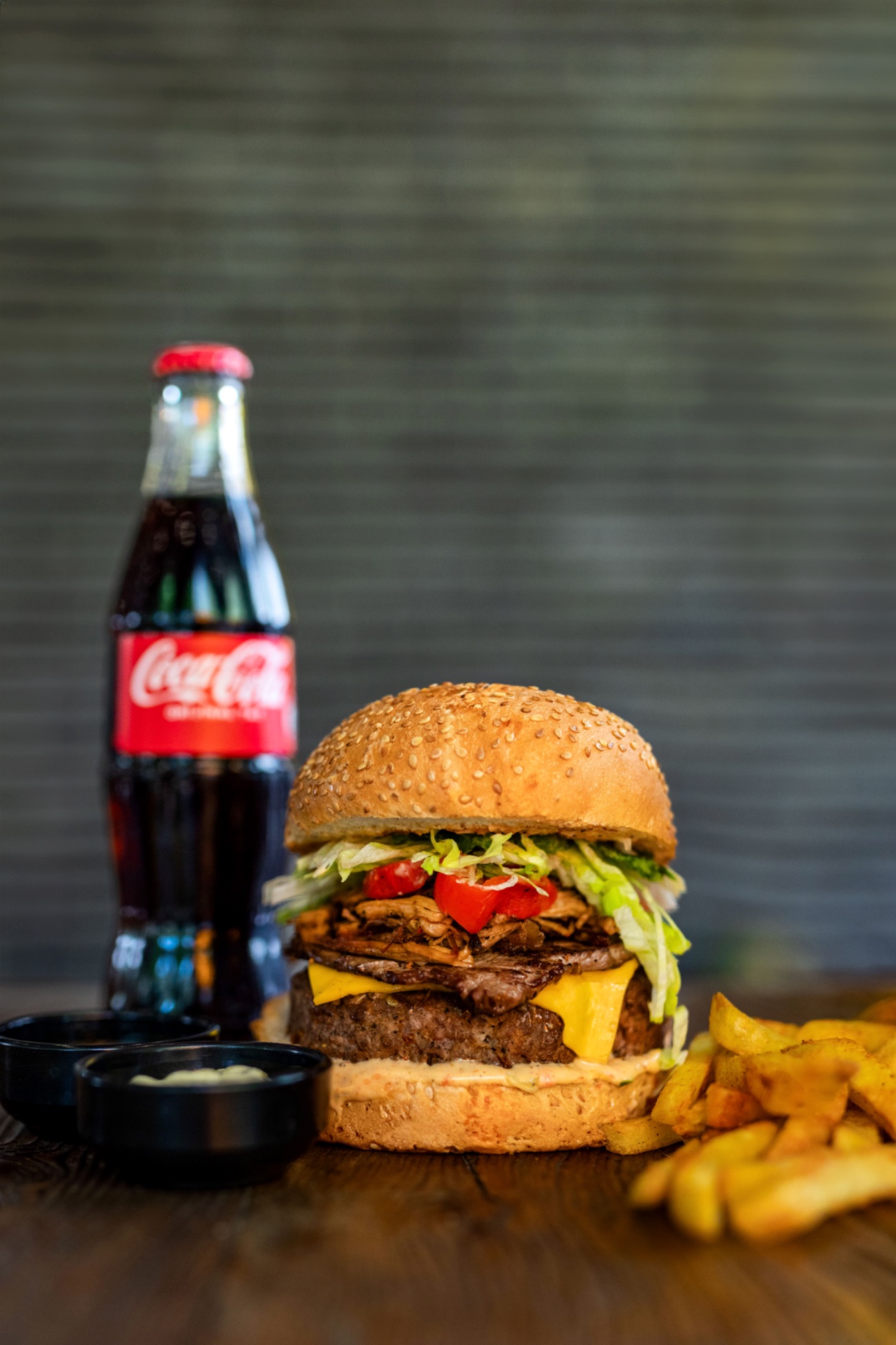 Protein Burger  Menü (20 19 Version 2.0) - Handmade burger köftesi, 40 gr. tiftik et, özel marine edilmiş bonfile, roka yaprakları, köz kapya biber , ince kıyım iceberg marul, limon vinegret, Bull Sos No 1. (Patates kızartması, The Bull yeşil sos,The Bull beyaz sos, ketçap, mayonez ve içecek ile.)