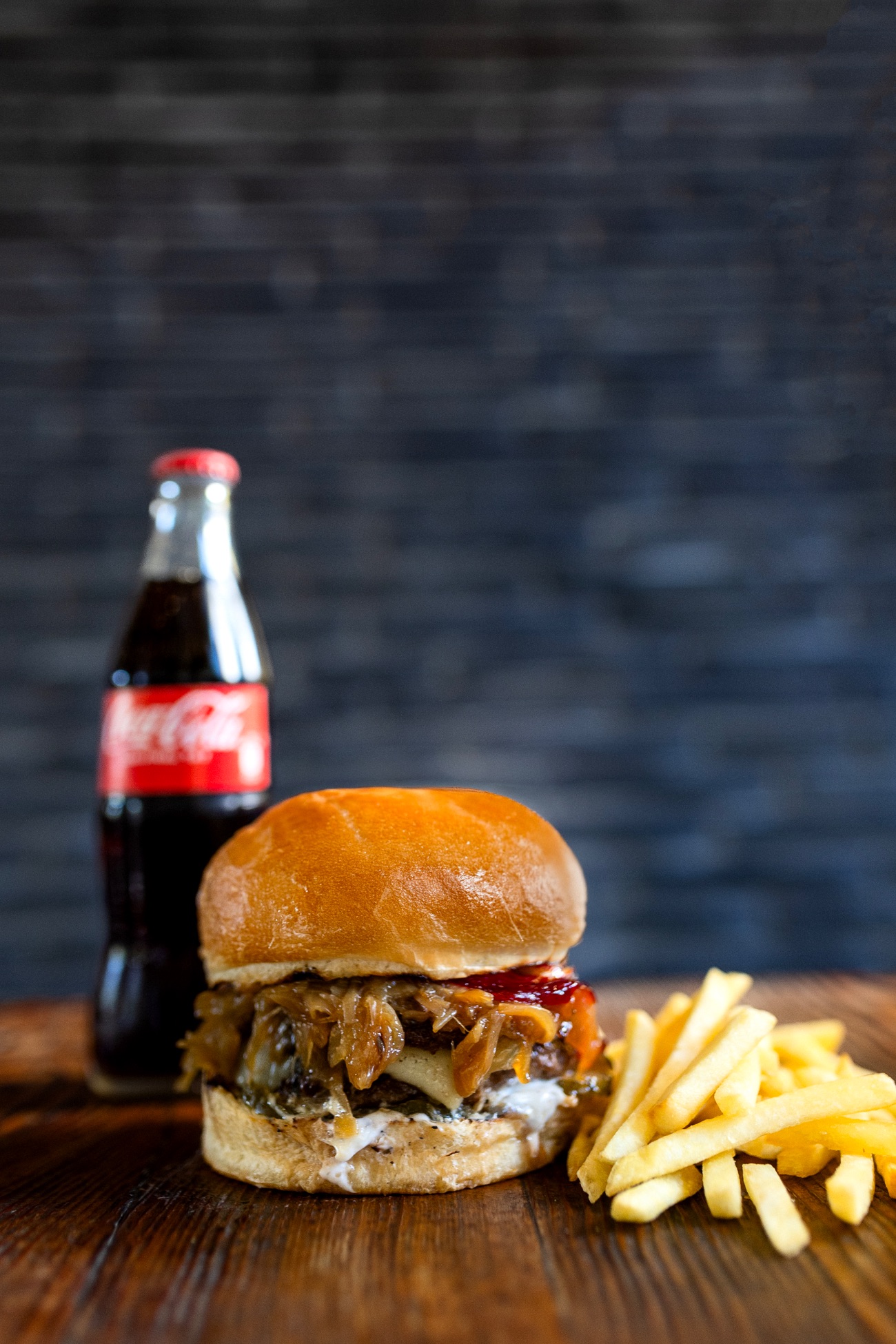 Jamburg Menü - Handmade burger köftesi,ranch sos,alman tipi salatalık turşusu,karamelize soğan,biber reçeli,mozzarella peyniri.(Patates kızartması,The Bull yeşil sos,The Bull beyaz sos,ketçap,mayonez ve içecek ile.)