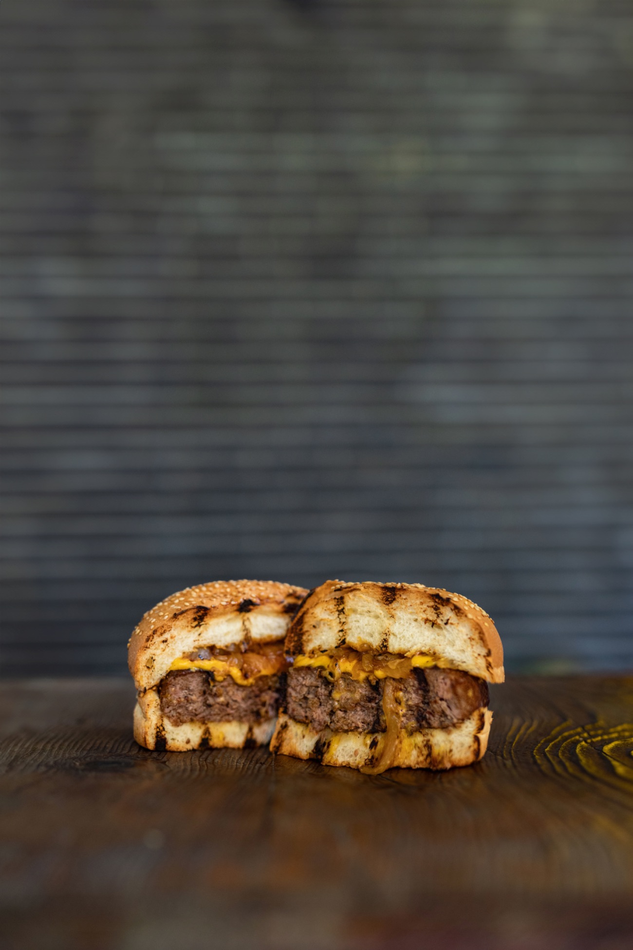 Cheesebull Burger - Handmade burger köftesi, cheddar peyniri, karamelize soğan.  (Patates kızartması,The bull yeşil sos,The Bull beyaz sos,ketçap,mayonez ile.)