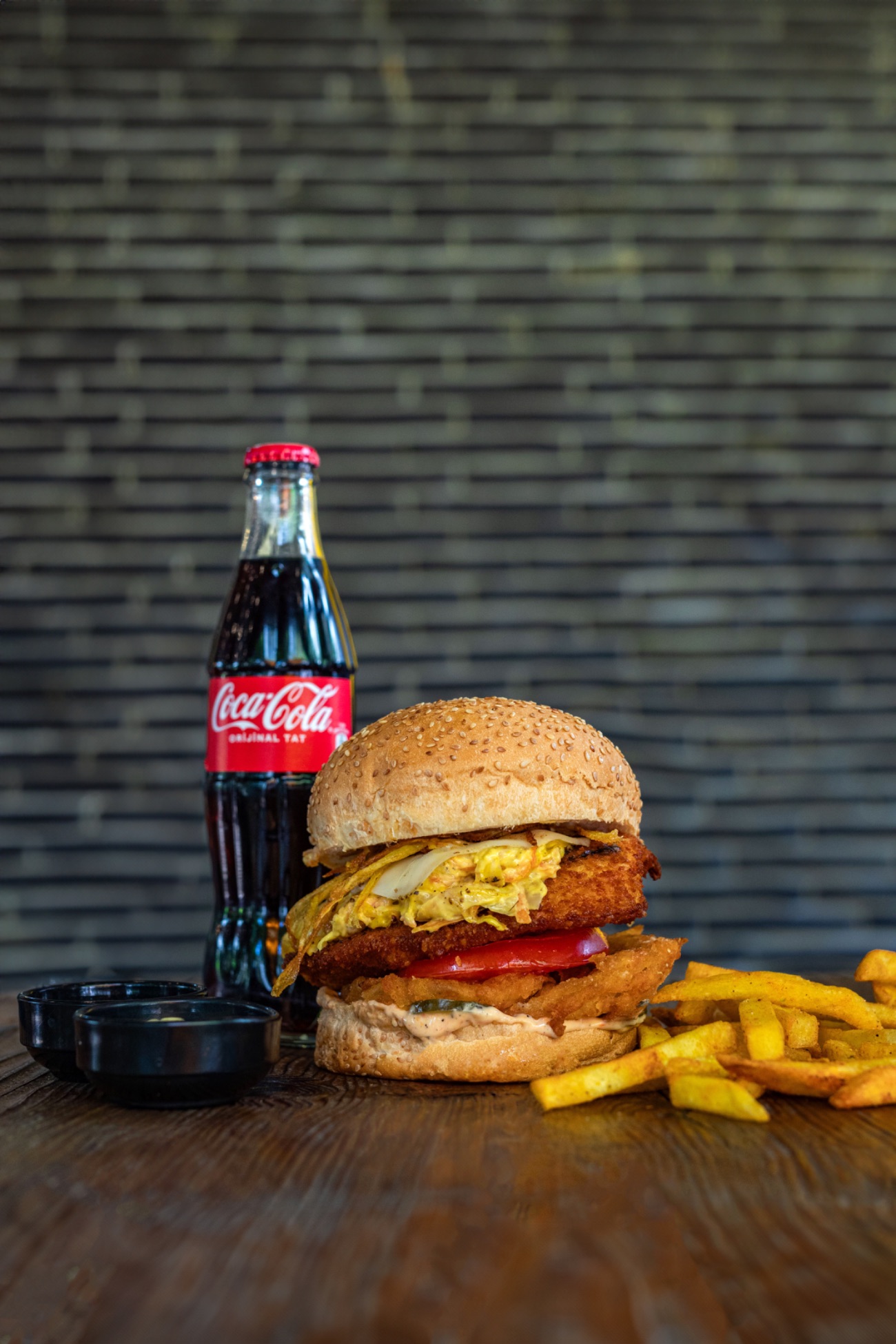 Crispychicken Menü - 150gr panelenmiş tavuk bonfile,( No 1 sos), domates,soğan turşusu, mozarella peyniri, kiprit patates ,( bullbeyaz sos , bullyeşil sos ,ketçap, mayonez,patates kızartması ve içecek eşliğinde.)