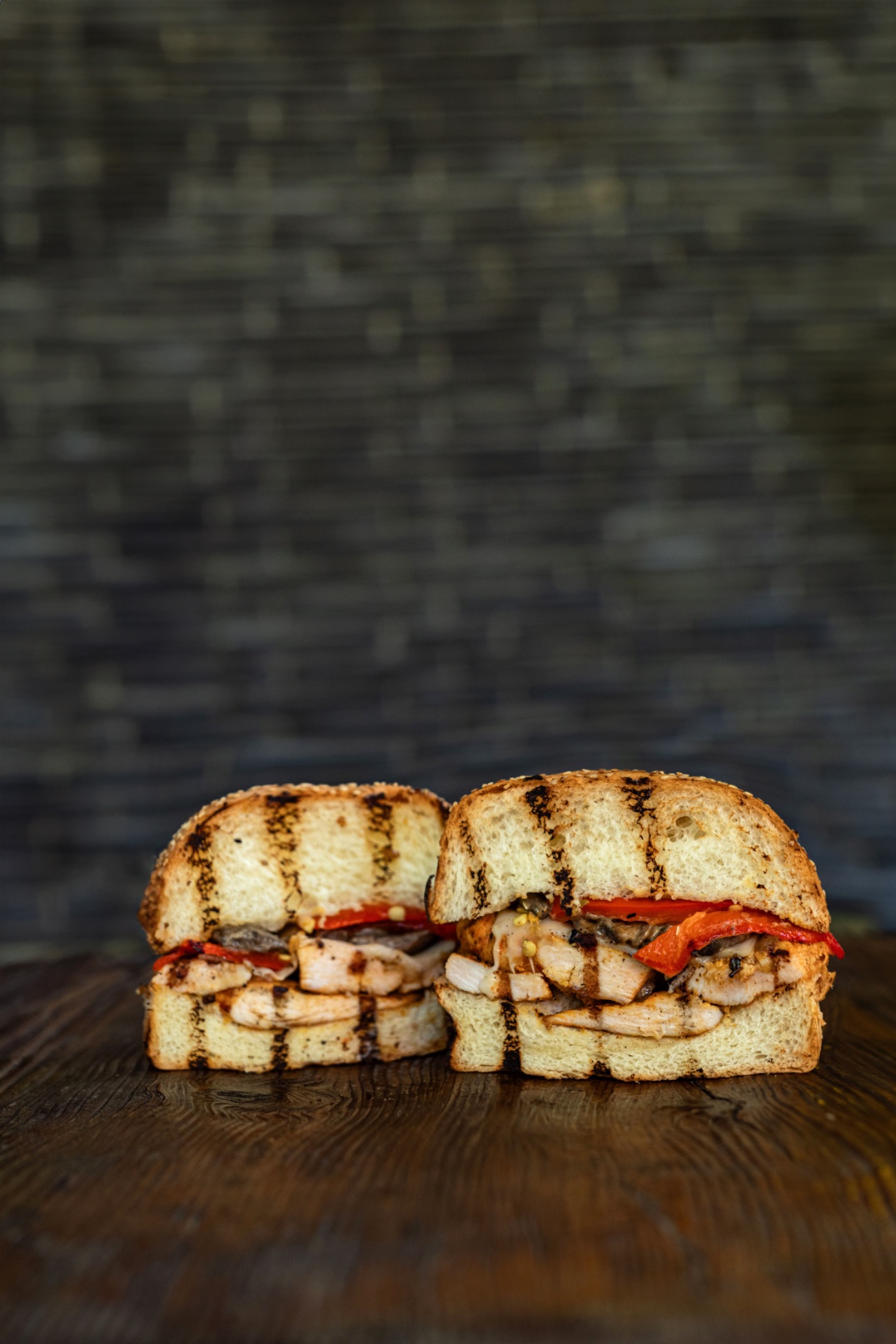 Mushchicken Burger - 150gr. ızgara tavuk bonfile, mozzarella peyniri, köz biber, özel soslu mantar. (Patates kızartması The Bull yeşil sos, The Bull beyaz sos,ketçap ve mayonez ile.)