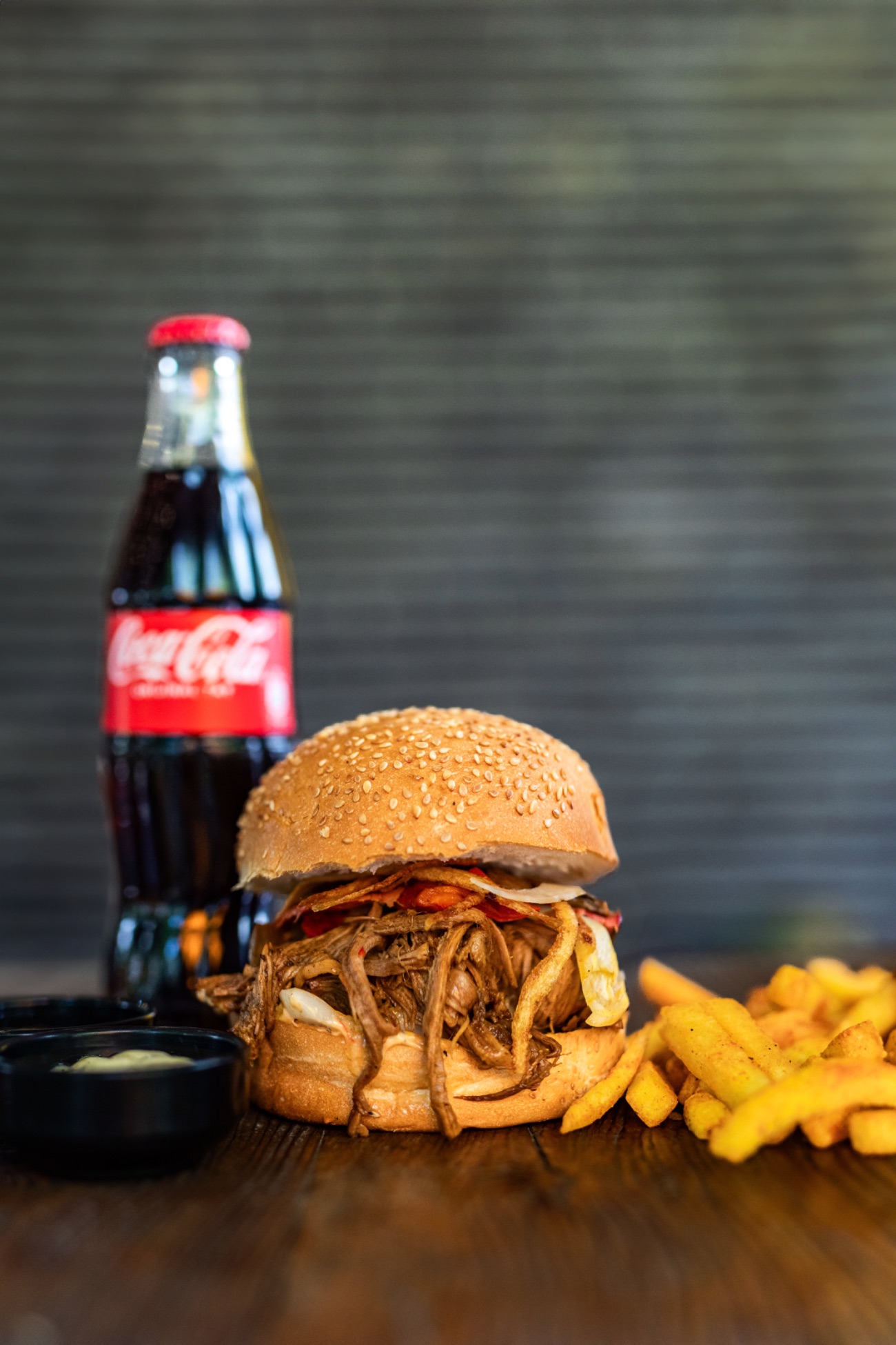 Tiftikbull Menü (Version 2.0) - 8 Saat Fırında Pişirilmiş Dana Kaburga (Tiftik),ızgara mantar,köz kapya biber,çiğ soğan,dana bacon,mozzarella peyniri ,kibrit patates,kornişon turşu,Bull Sos No:1 (Patates kızartması,The Bull yeşil sos,The Bull beyaz sos,ketçap,mayonez ve içecek ile.)