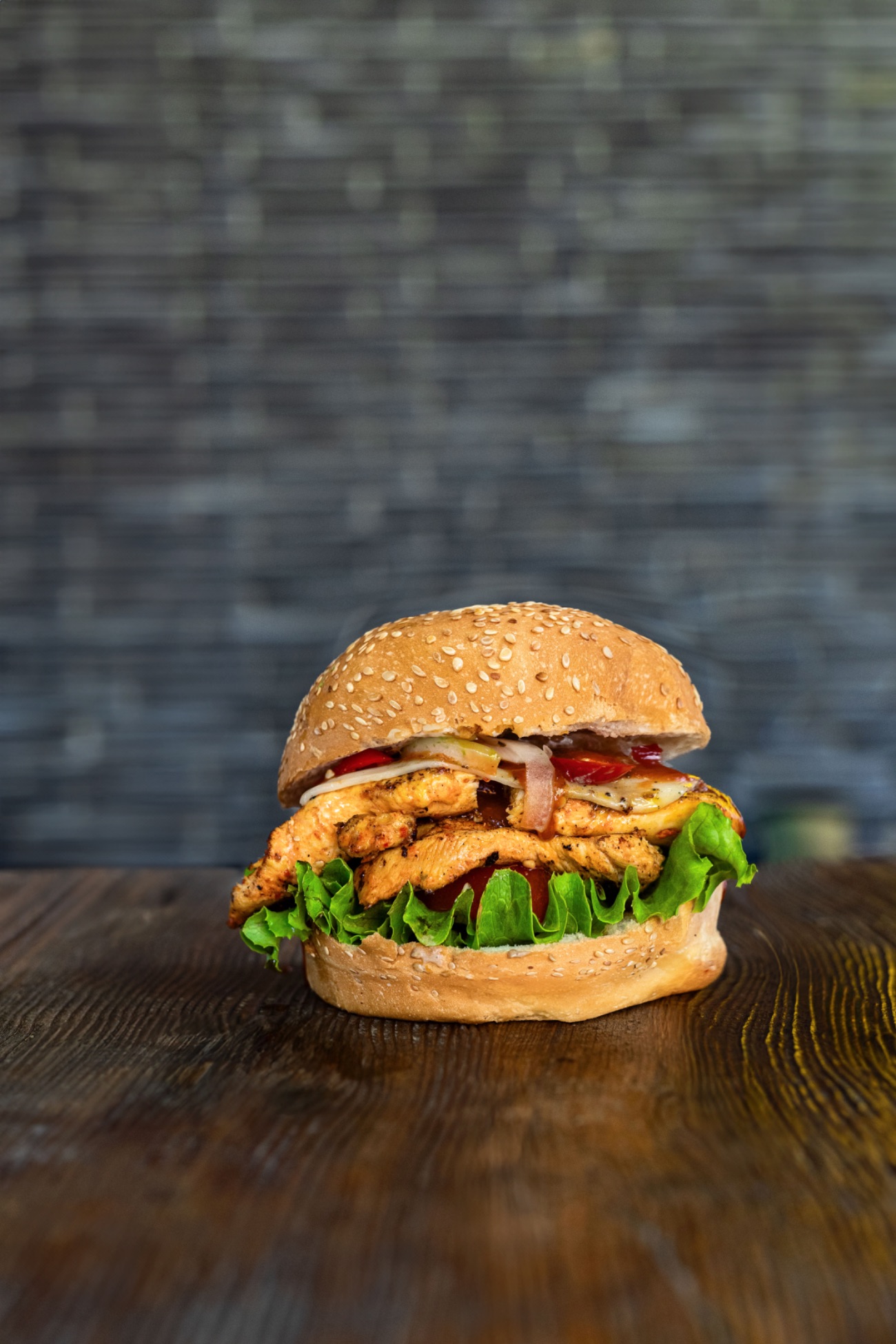 Hot Chicken Burger - 150 gr.ı Izgara tavuk bonfile,jelapone turşu,acı sos,domates, çiğ soğan halkası, chili biberi lolorosso,mozzarella peyniri, (Patates kızartması, The Bull yeşil sos,The Bull beyaz sos,ketçap ve mayonez ile.)