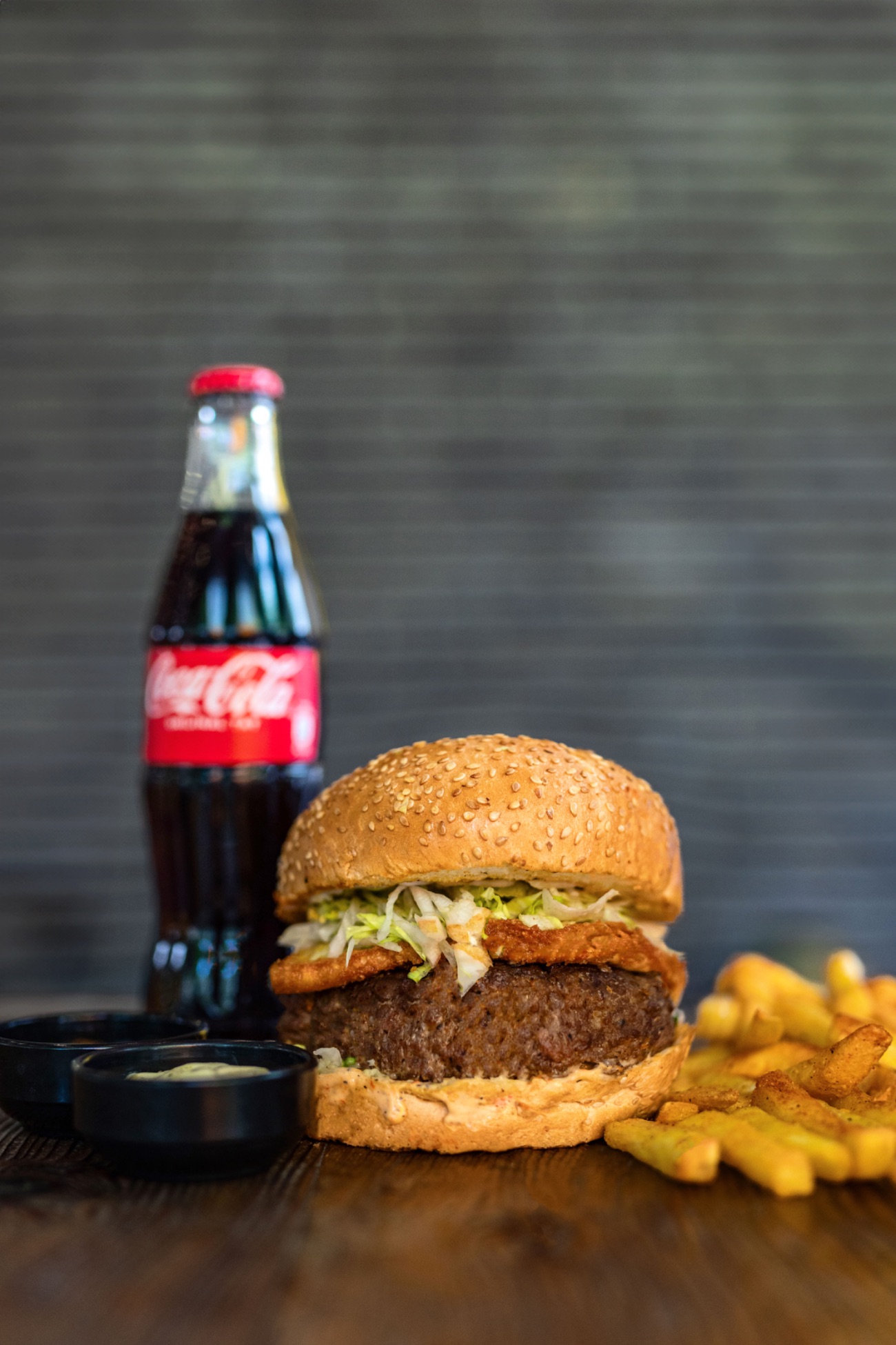 Pane Cheesebull Menü (28 55 Version 2.0) - Handmade burger köftesi, 100 gr. panelenmiş mozzarella peyniri, ince kıyım iceberg marul, Bull Sos No:1 (Patates kızartması, The Bull yeşil sos, The Bull beyaz sos,ketçap, mayonez ve içecek ile.)