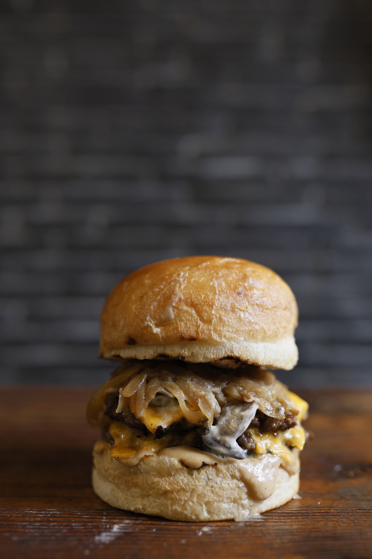 MushNCheese - Handmade burger köftesi,no1 sos,turşu,karamelize soğan,cheddar peyniri,mantar. (Patates kızartması,The Bull yeşil sos,The Bull yeşil sos,ketçap ve mayonez ile.)