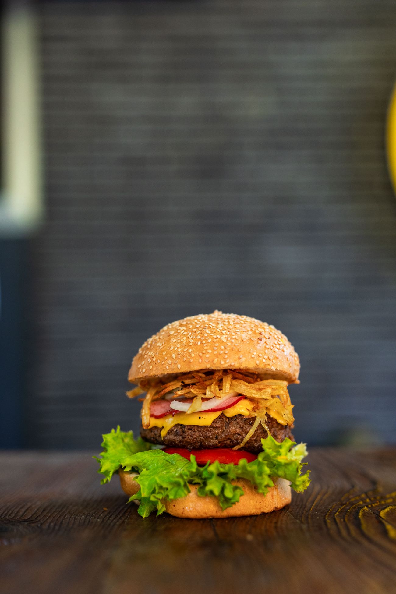 Çıtırbull Burger - Handmade Burger köftesi, no 1 sos, dana bacon çiğ soğan halkası, lolorosso, domates,kornişon turşu, kibrit patates kızartması, cheddar peyniri. (Patates kızartması,The Bull yeşil sos,The Bull beyaz sos,ketçap ve mayonez ile.)