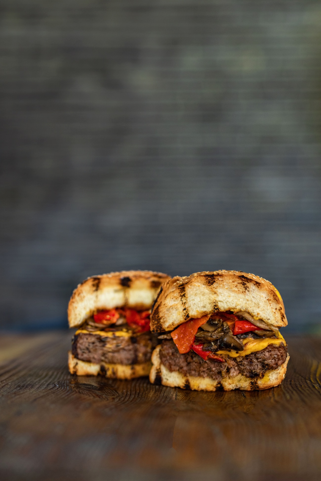 Mushbull Burger - Handmade burger köftesi, The Bull özel soslu mantar, közlenmiş biber, cheddar peyniri. (Patates kızartması,The Bull yeşil sos,The Bull beyaz sos,ketçap ve mayonez ile.)