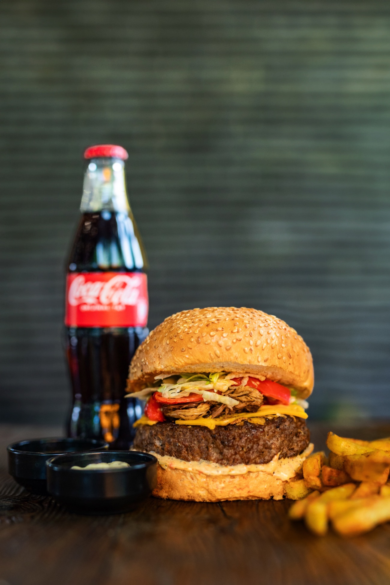 Mixbull Menü (20 16 Version 2.0) - Handmade Burger Köftesi, 40 gr. Tiftik Et, Cheddar Peyniri, Köz Kapya Biber, Vinegret Soslu İceberg Marul, Bull Sos No:1. (Patates kızartması, The Bull Yeşil Sos, The Bull Beyaz Sos, ketçap,mayonez ve içecek ile.)