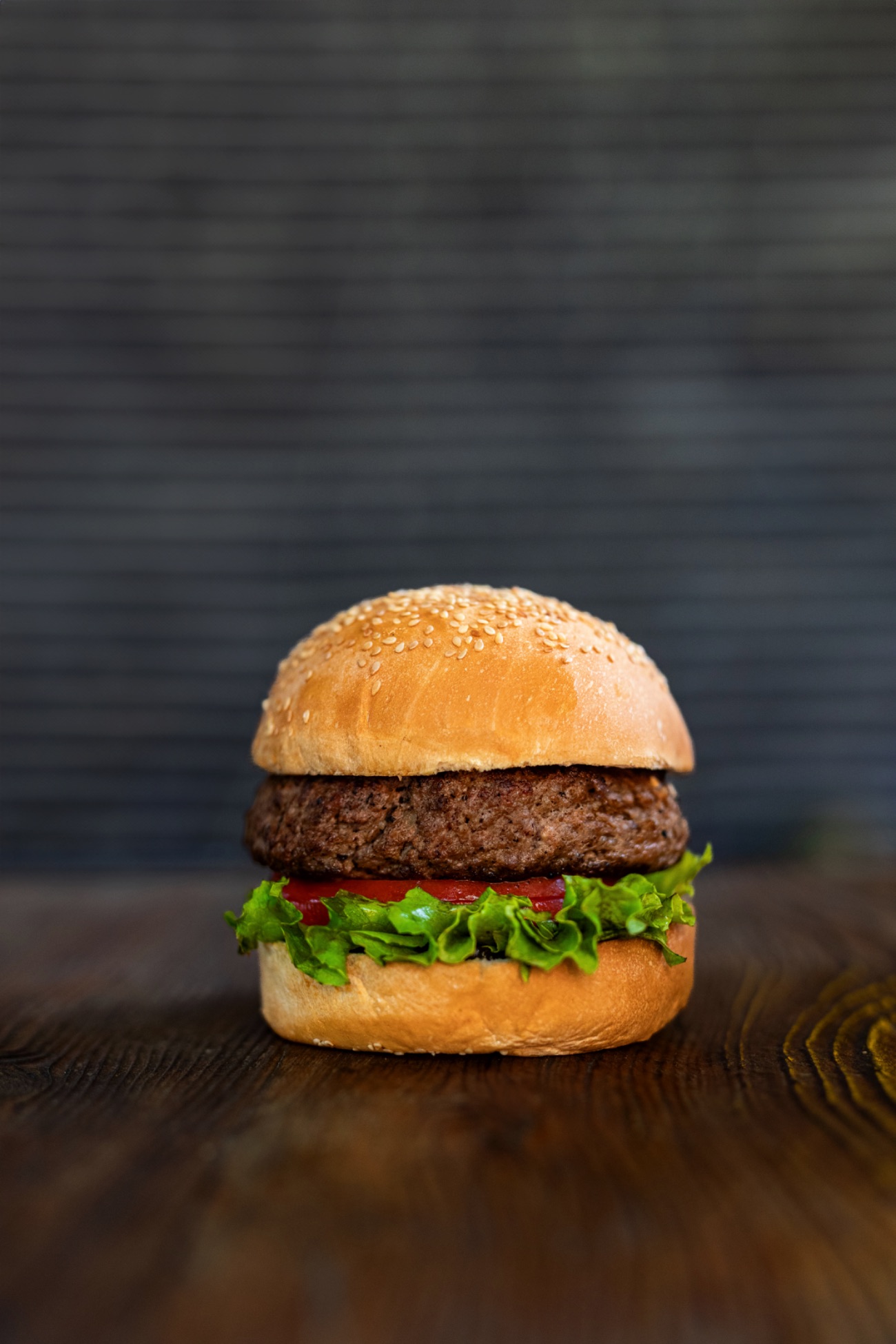 Classicbull Burger - Handmade Burger köftesi,(No 1 sos ) ,lolorosso,domates,kornişon turşu.  (Patates kızartması,The bull yeşil sos,The Bull beyaz sos,ketçap,mayonez ile.)