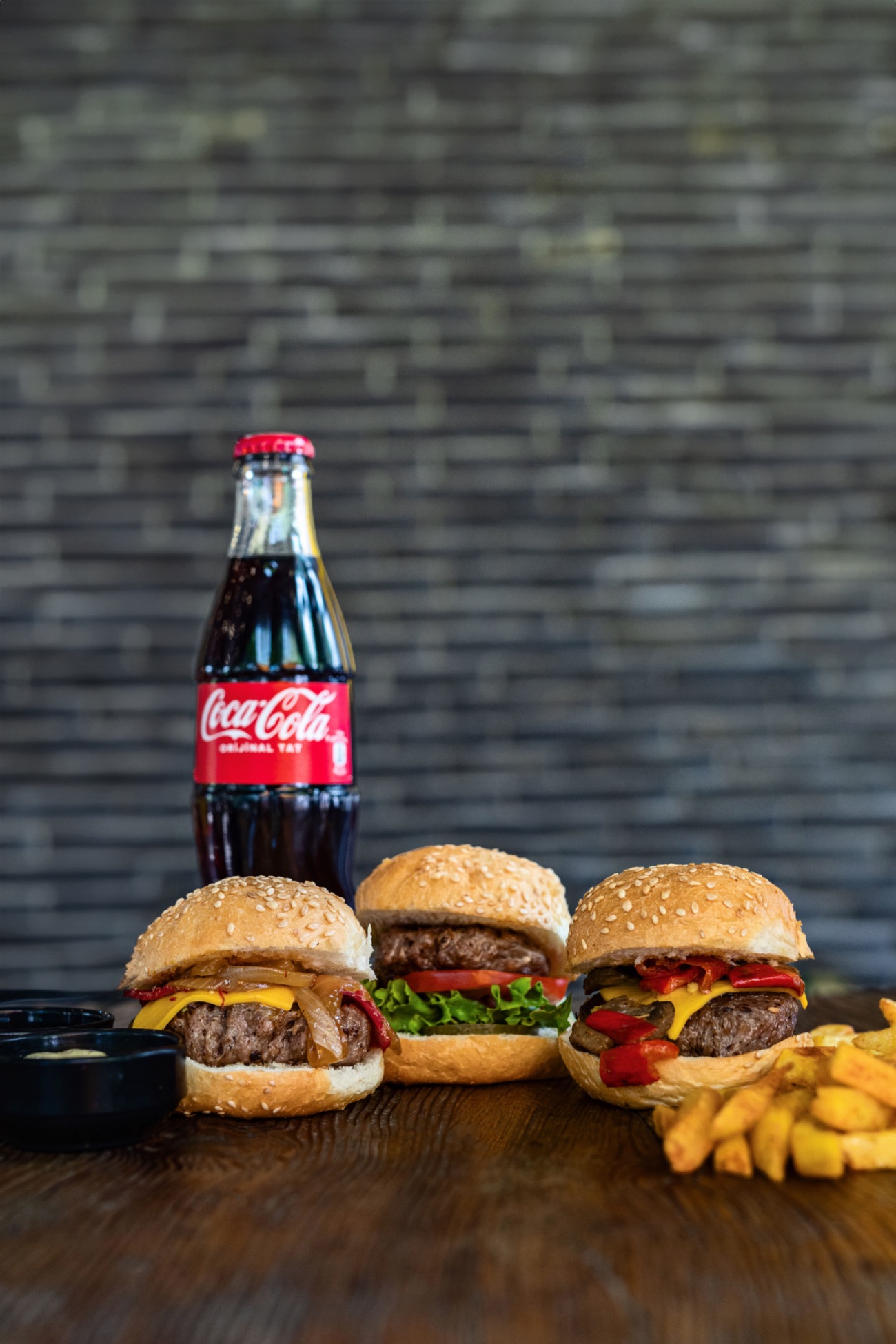 Triple Shot Burger Menü - 50 g classicbull burger, 50 g mushbull burger, 50 g the bull special burger. (Patates kızartması,The Bull yeşil sos, The Bull beyaz sos,ketçap,mayonez ve içecek ile.)