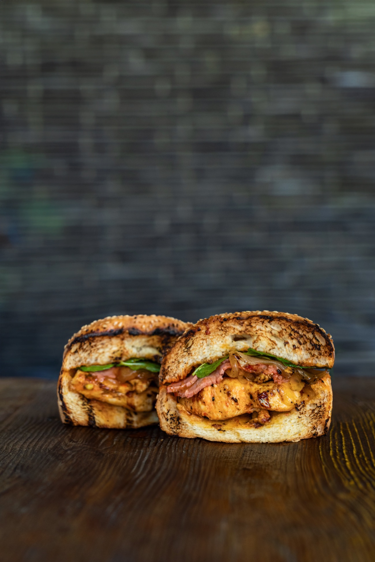 Chicken Special Burger - 150 gr. ızgara tavuk bonfile,mozzarella peyniri, karamelize soğan, bacon, nane yaprakları. (Patates kızartması, The Bull yeşil sos, The Bull beyaz sos,ketçap ve mayonez ile.)