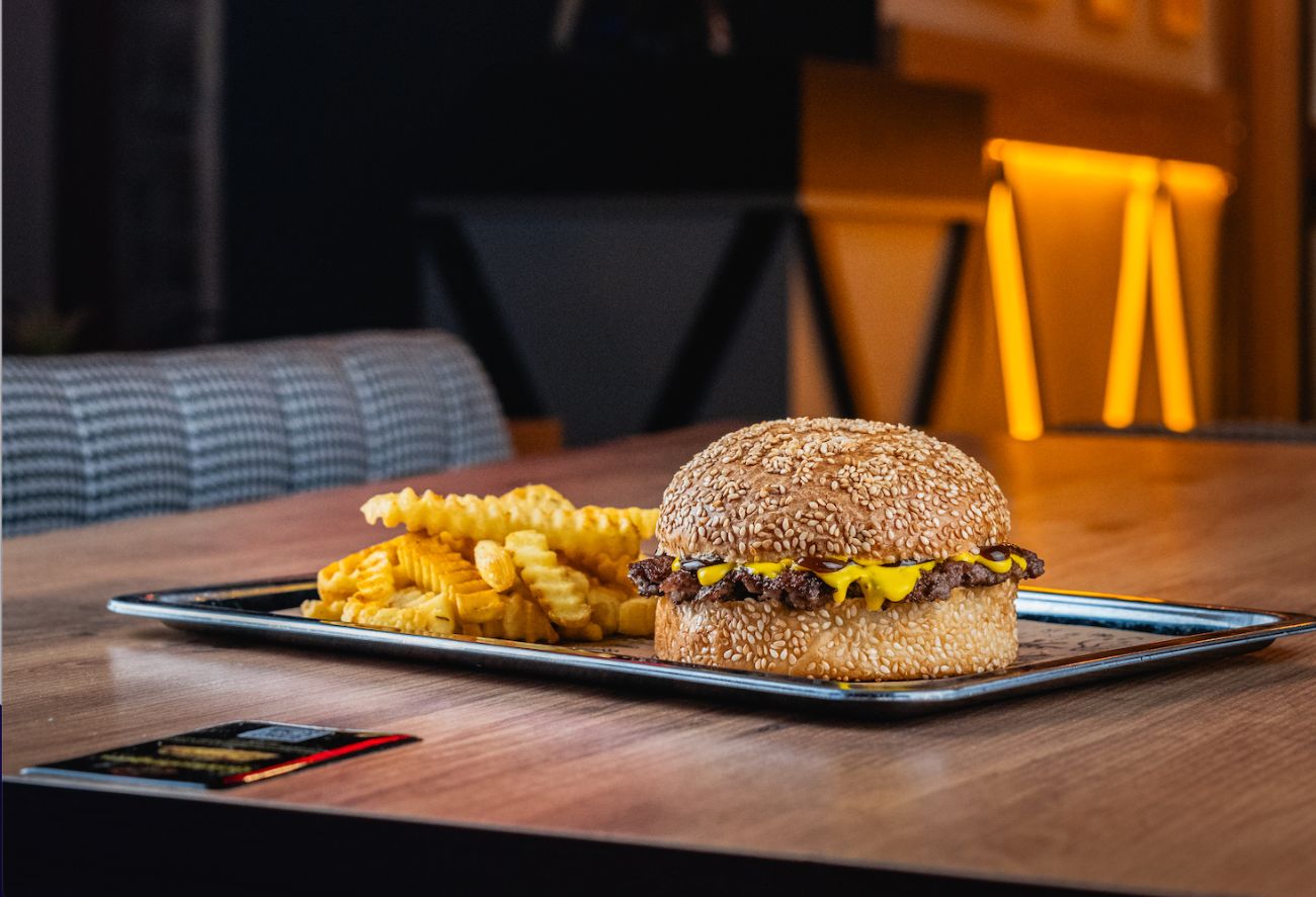 BBQ Cheeseburger - Smash burger köftesi, double american cheddar, BBQ Sos, GF burger sos,  soğan, çubuk turşu.