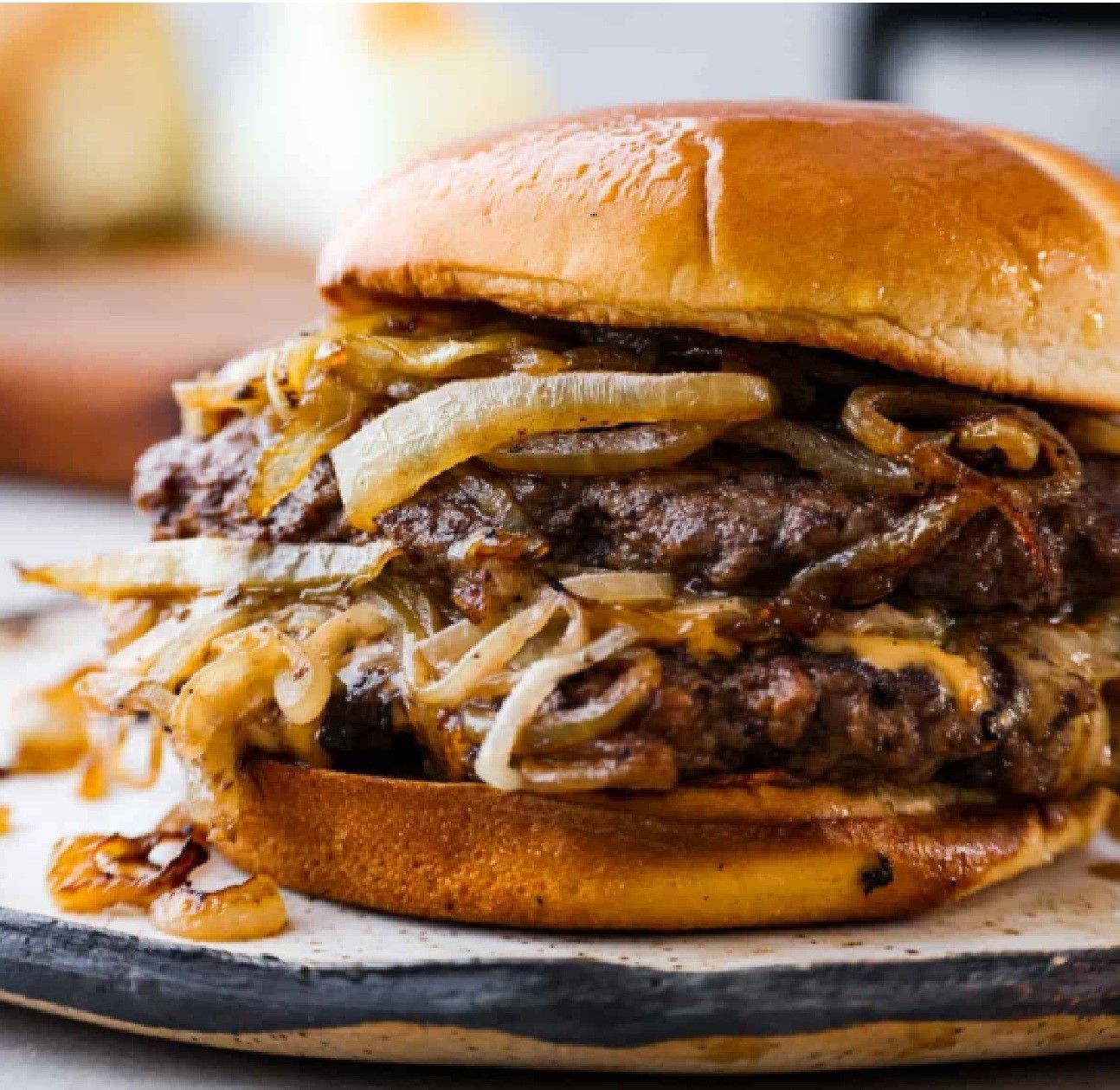 Oklahoma Onion Burger - x2 Smash burger köftesi, double american cheddar, GF burger sos, Özel tarif karamelize soğan, çubuk turşu. Patates kızartması ile.