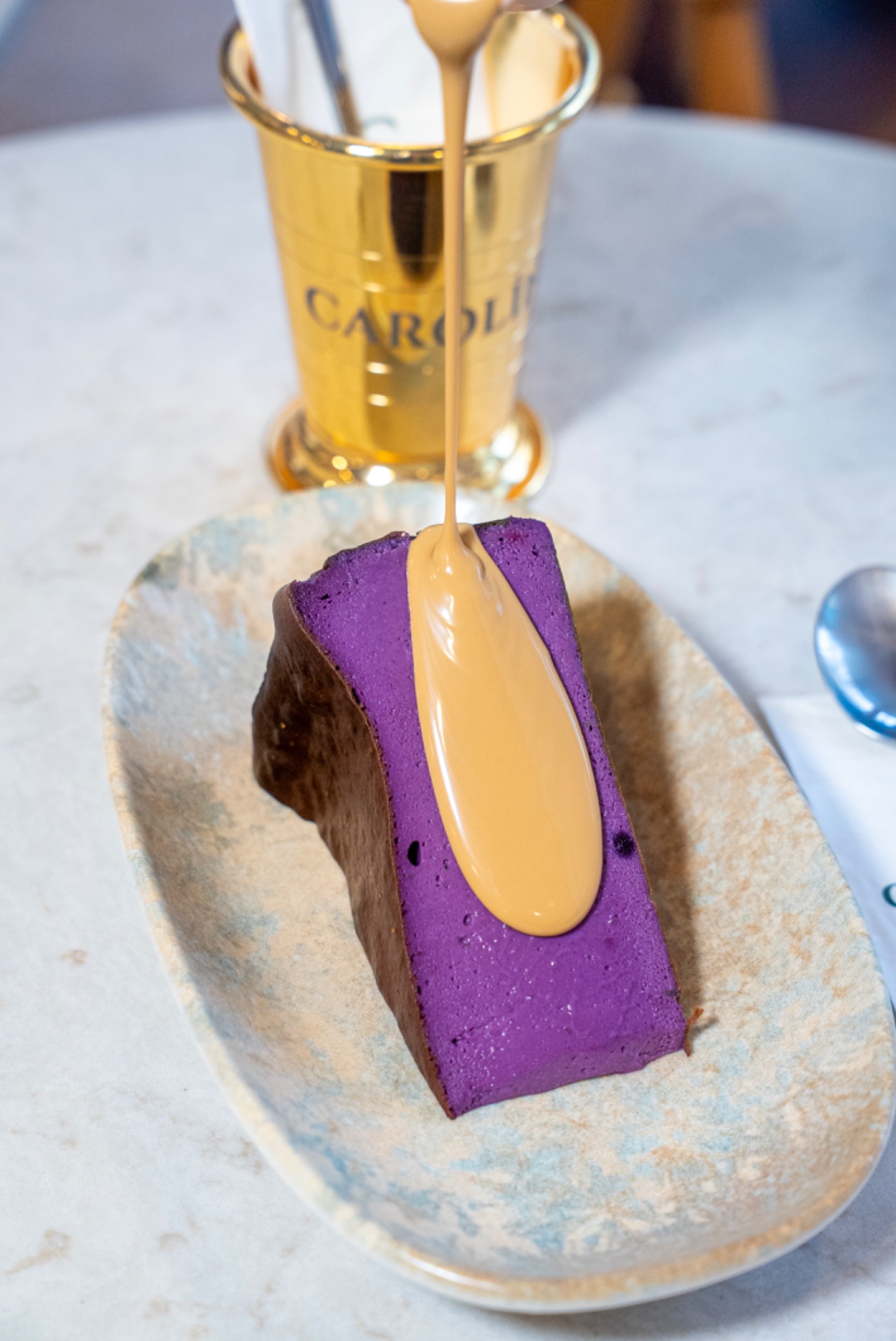 Carolin San Berry - Carolin’e özel San Sebastian cheescake’in yabanmersini ile eşsiz buluşması. Gold Belçika çikolatası ile servis edilir.