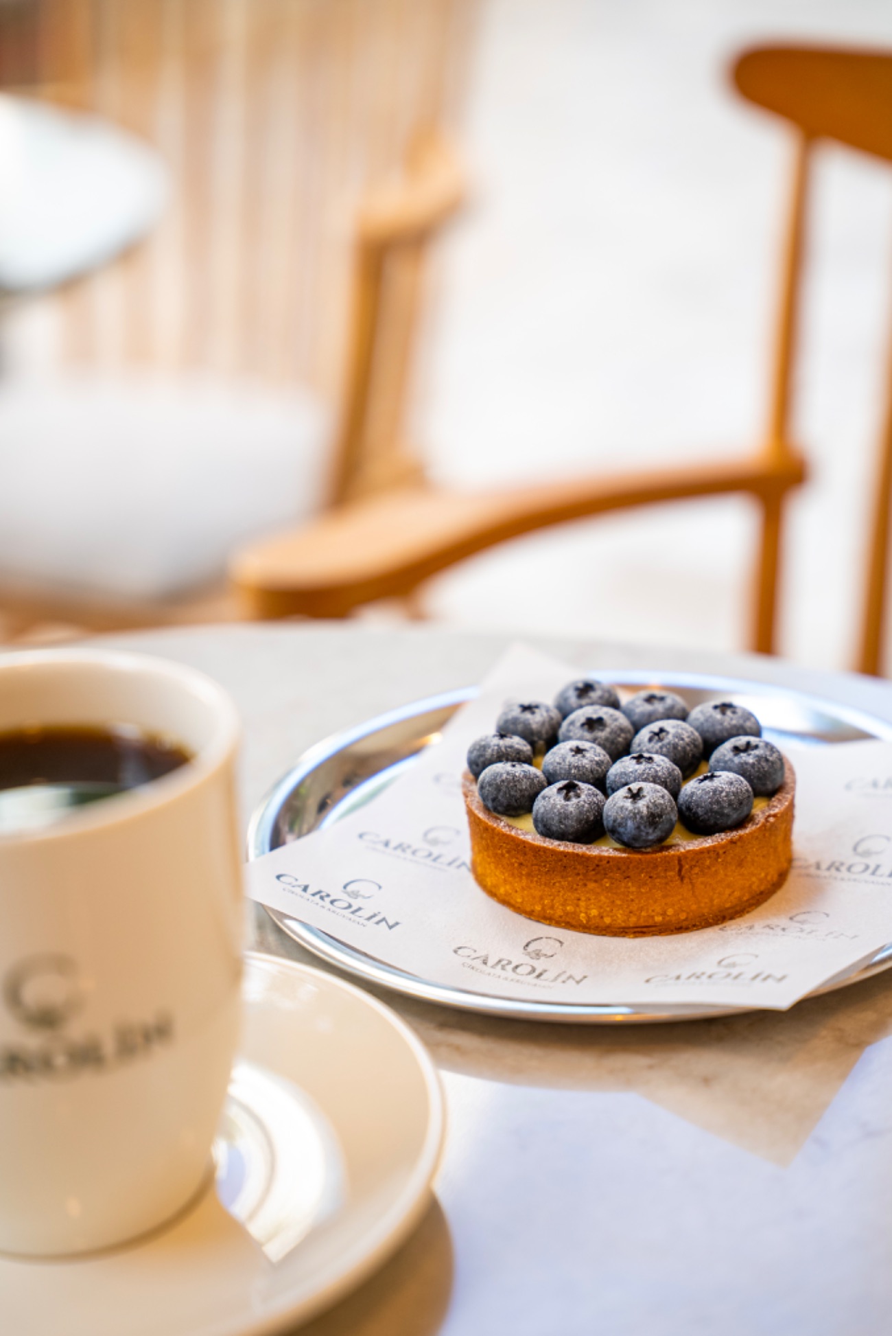 Tart - Tereyağlı badem unu,tart hamuru içerisinde yaban mersini marmelatı,özel pastacı kreması ve yaban mersini eşliğinde