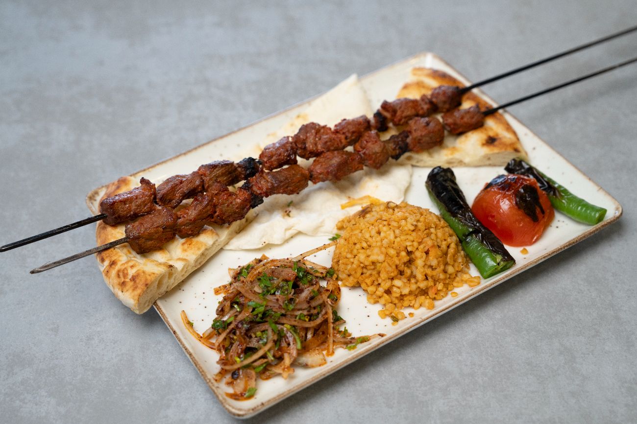 Et Şiş - Sumaklı soğan, bulgur pilavı, köz domates, biber