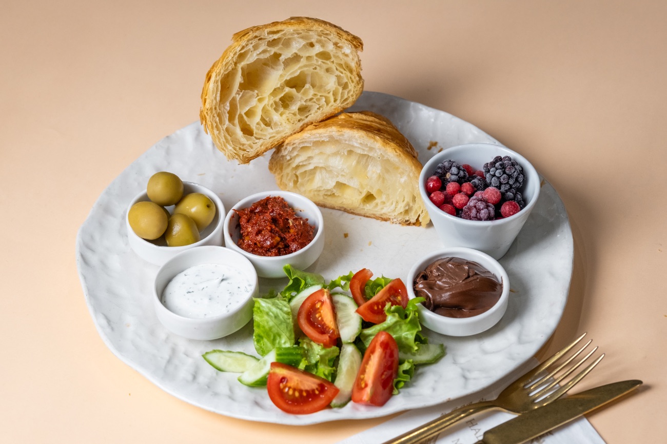 Halcyon Croissant Breakfast - Fransız kruvasan, kahvaltı salatası, zeytin tabağı, peynir sos, kahvaltılık sos, sütlü Belçika çikolatası, meyve tabağı, bir bardak demleme çay ile servis edilir.