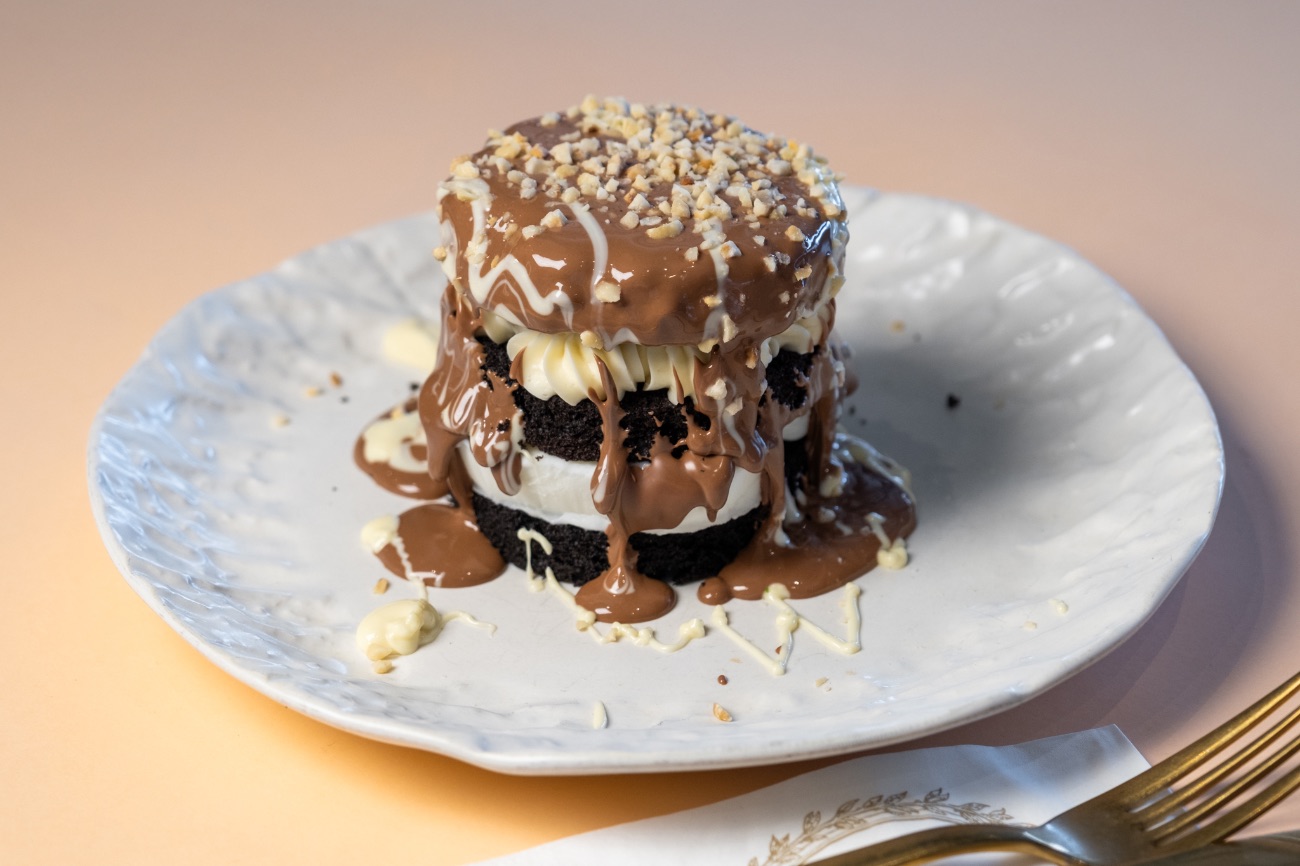 Bliss Torte - Dark Kek, Halcyon kreması, maraş kesme dondurma, pirinç fındık, beyaz ve sütlü çikolata ile