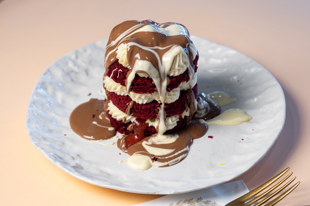 Red Velvet Cake - Kırmızı Kadife kek, Halcyon krema, çilek dolgusu, frenk üzümü, çikolata seçimi ile