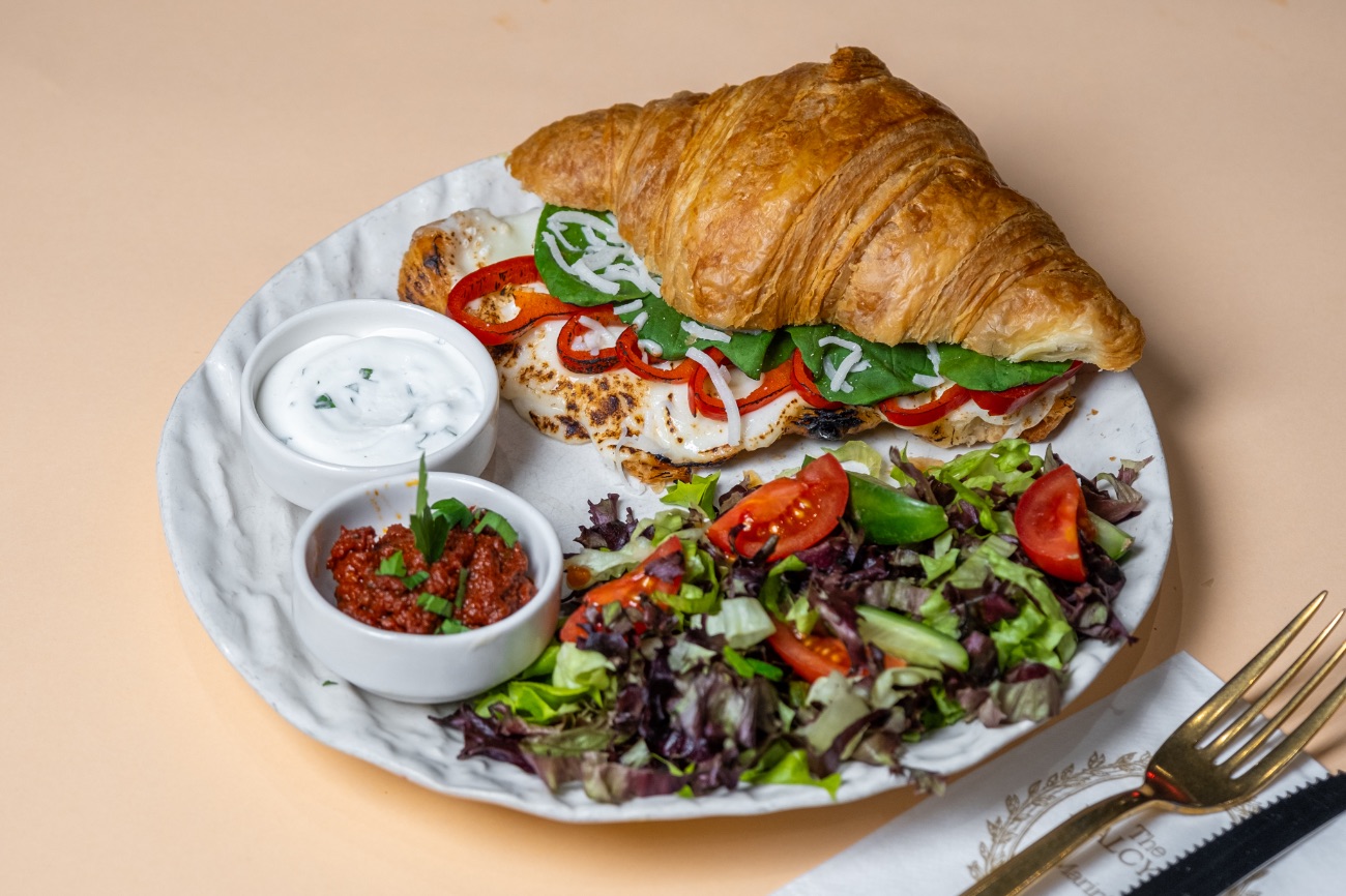 Mozarella Sandviç - Mozarella Peyniri, Yeşil biber, Kırmızı biber, Kruvasan