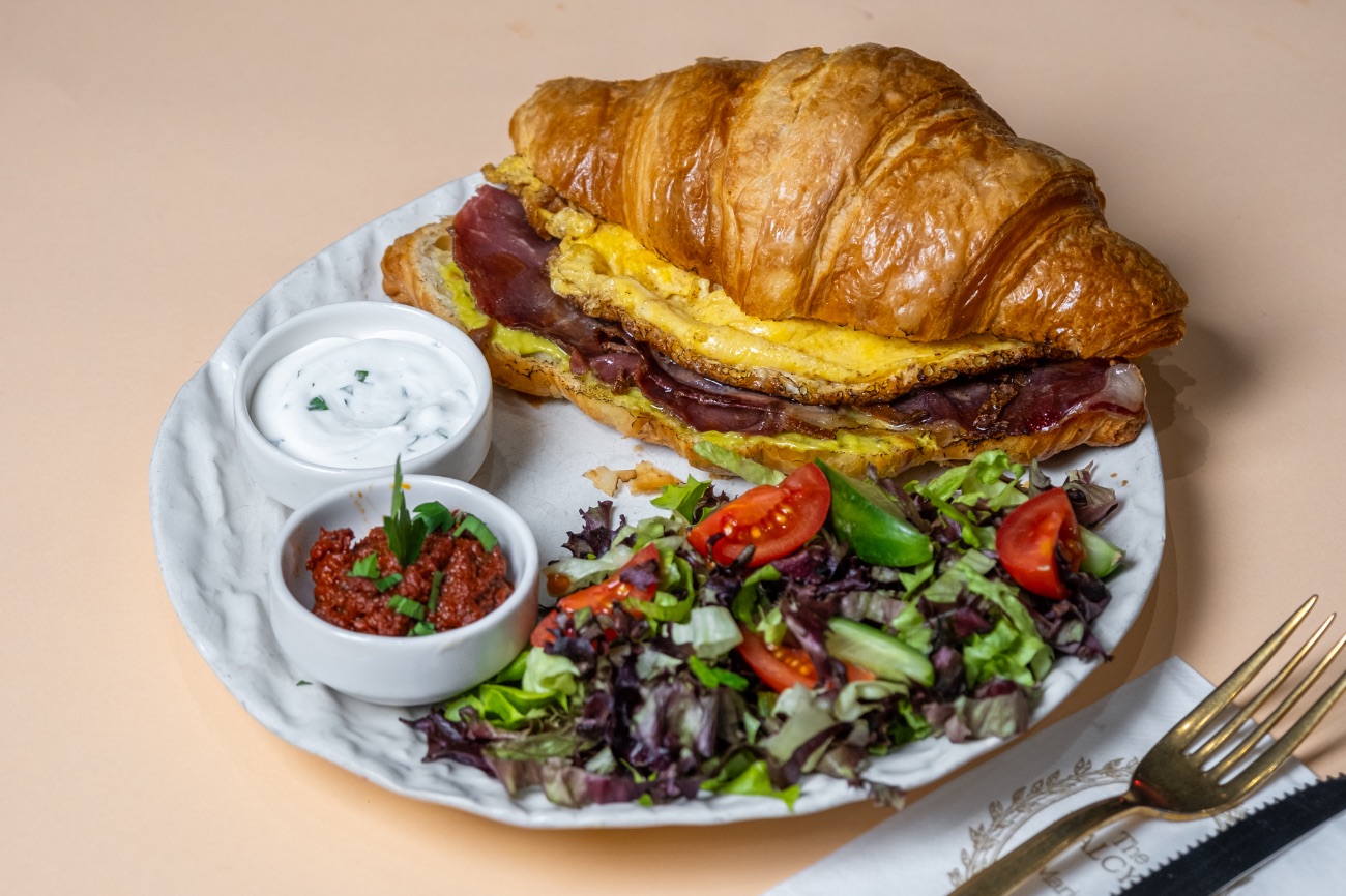 Egg&Beef Bacon Sandviç - Yumurta, Pastırma, Kruvasan