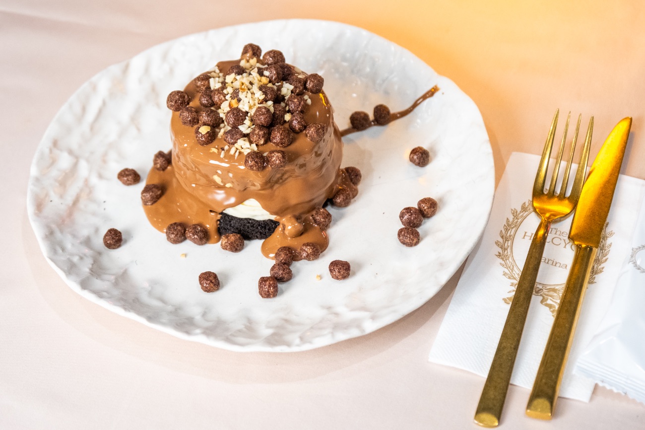 Chocomar - Dark kek, Halcyon kreması, Belçika çikolatası, Nesquik, fındık