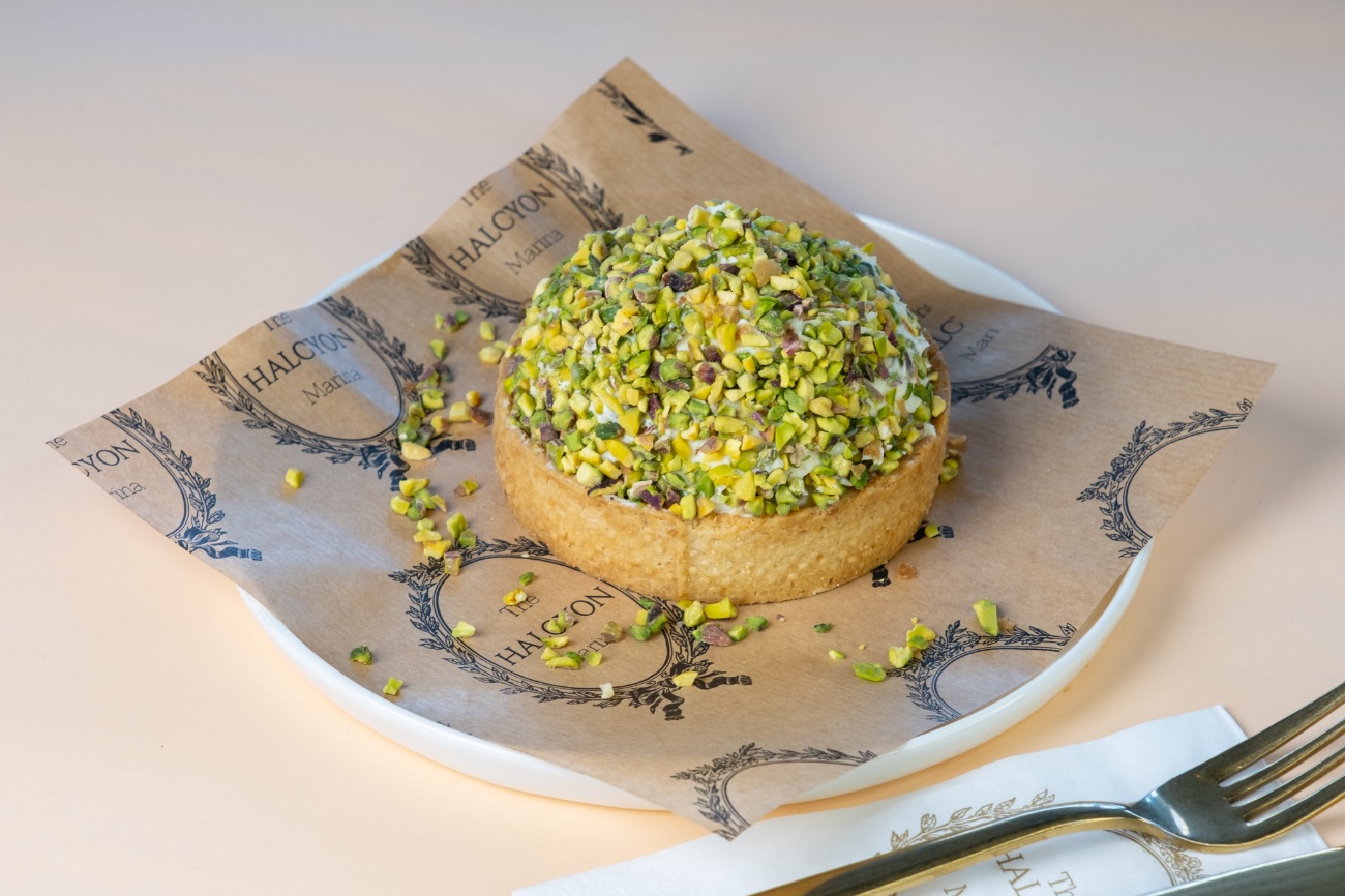 Green Pinda - Kıtır tart hamurunun içinde çıtır kadayıf, tahin ve toz Antep fıstığıyla harmanlanmış yoğun bir krema… Dışını saran beyaz çikolatalı krema ise tatlıya ipeksi bir dokunuş katıyor. Üzerindeki parça Antep fıstıklarıyla her lokma hem zengin hem unutulmaz. 🟢🍫🥮