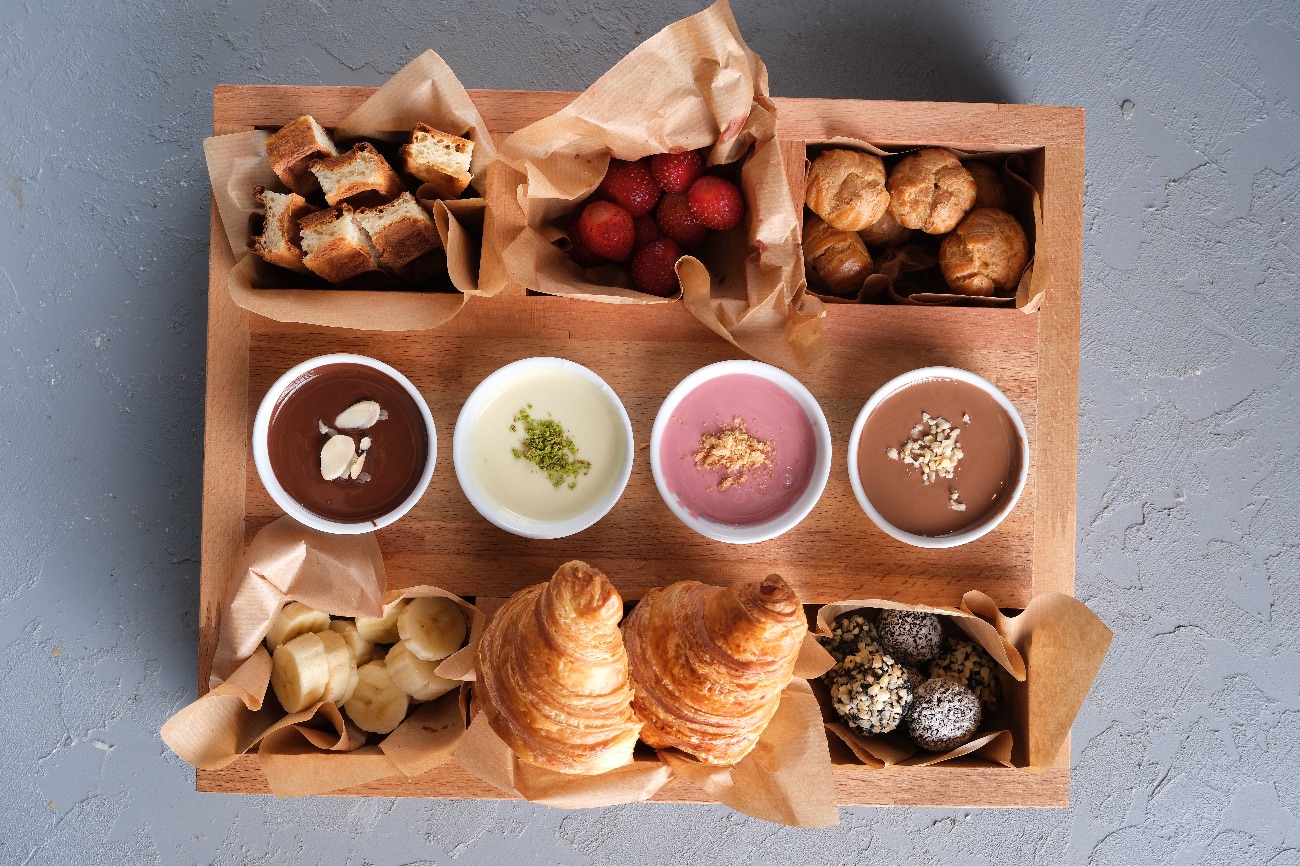 Halcyon Big Dream - Sütlü, Beyaz, Bitter ve Ruby çikolata, mini truffle, Krema dolgulu pate a choux, mini kruvasan, Belçika waffle parçaları, muz ve çilek ile