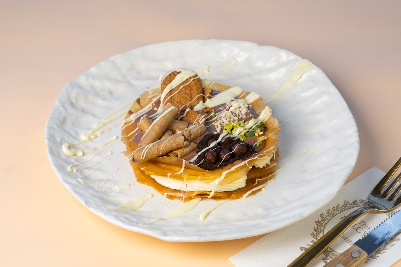 Çıtır Aşk - Kat kat çıtır hamurun arasında akışkan krema, üstünde Oreo, Lotus, fındık ve beyaz çikolata aşkıyla buluşan özel tatlımız. İlk lokmada çıtır, sonra tam kalbe işler ❤️