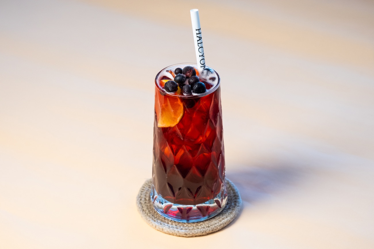 Halcyon Hibiscus Berry - Soğuk demlenmiş yeşil çay, el yapımı hibiscus şurubu, böğürtlen, çilek