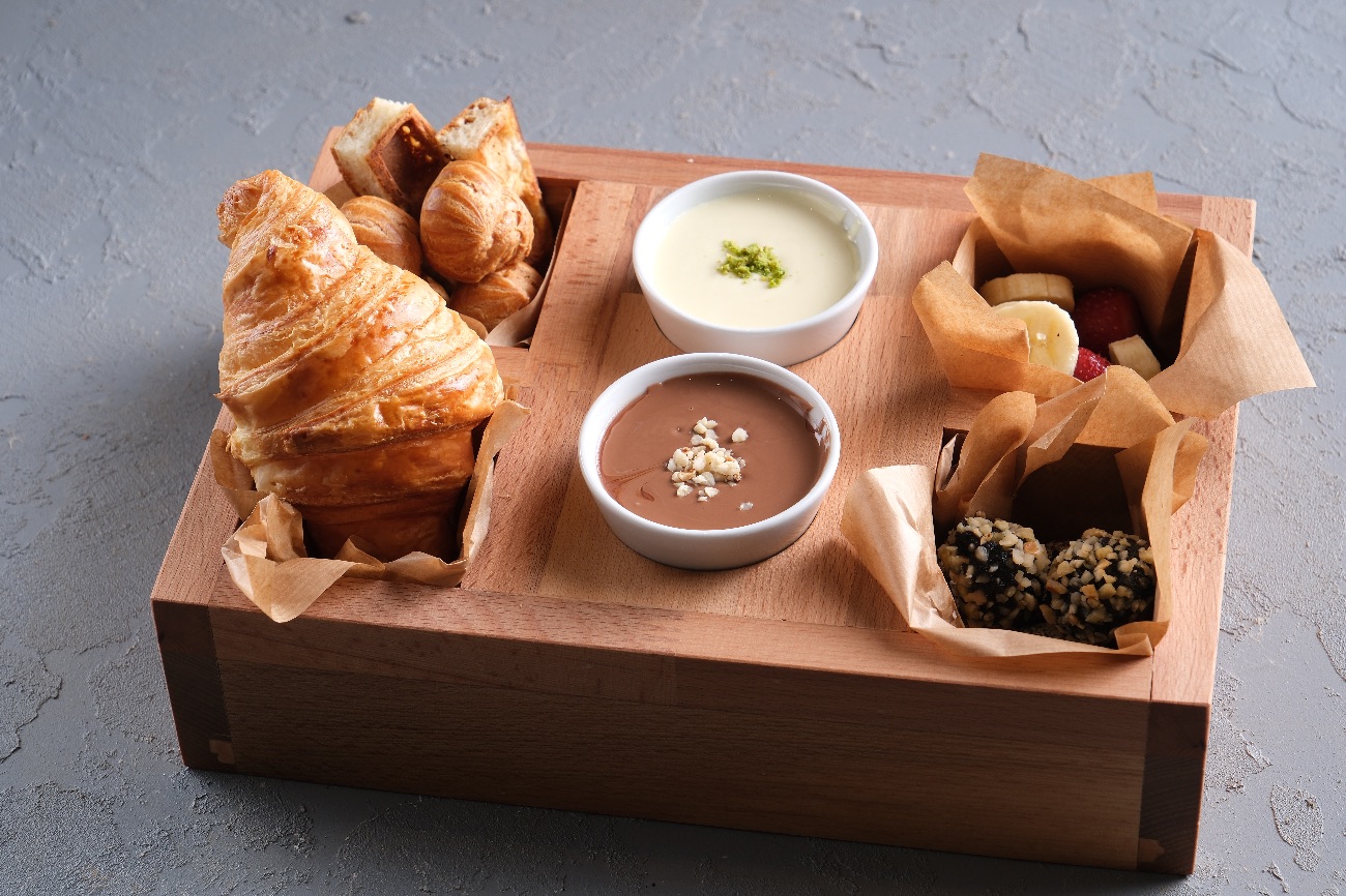 Halcyon Small Dream - Sütlü ve beyaz çikolata, krema dolgulu pate a choux, mini kruvasan, mini truffle, Belçika waffle parçaları, muz ve çilek ile