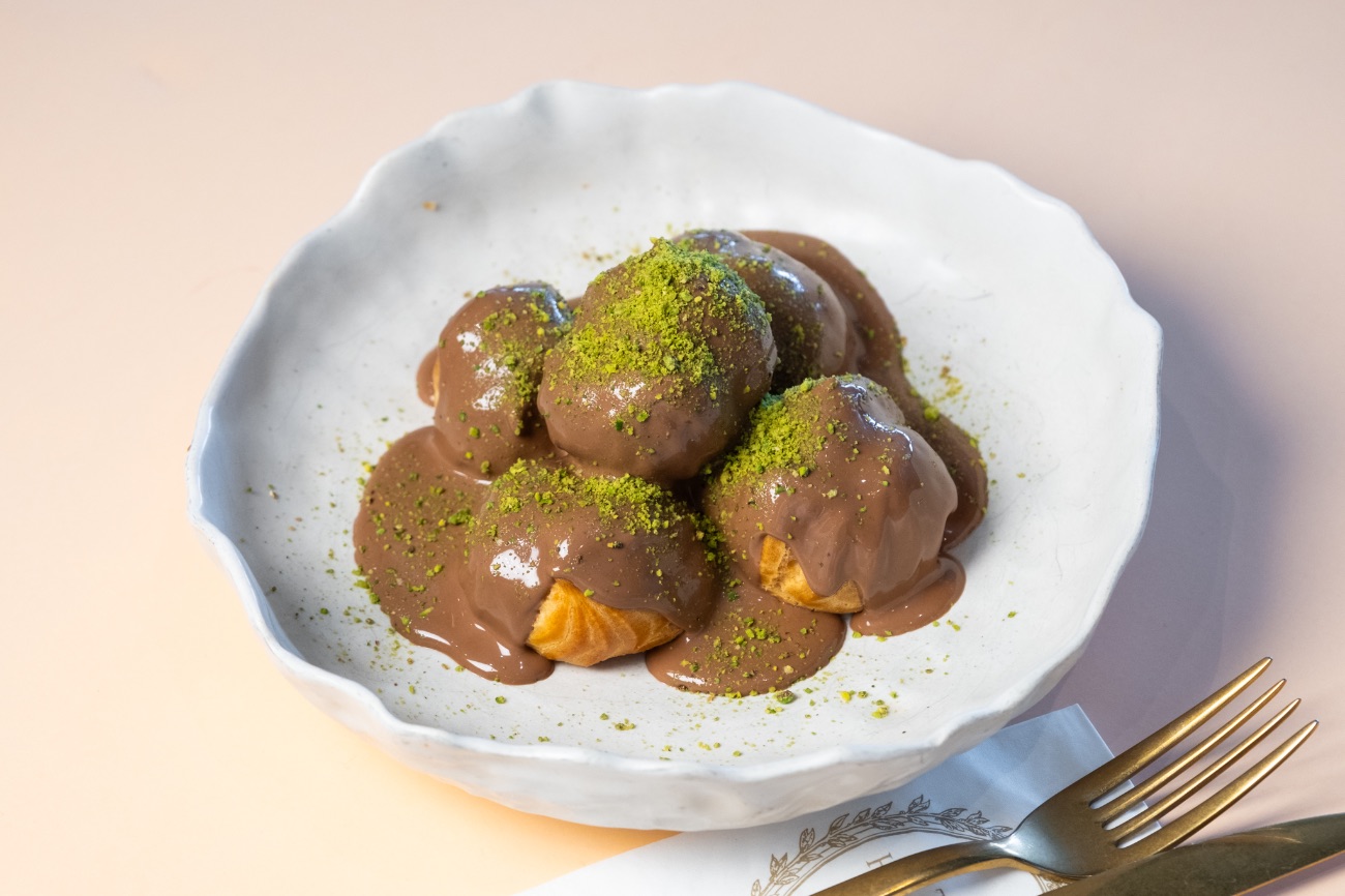 Profiterol - Belçika Çikolatası, Antep Fıstığı, Halcyon Kreması