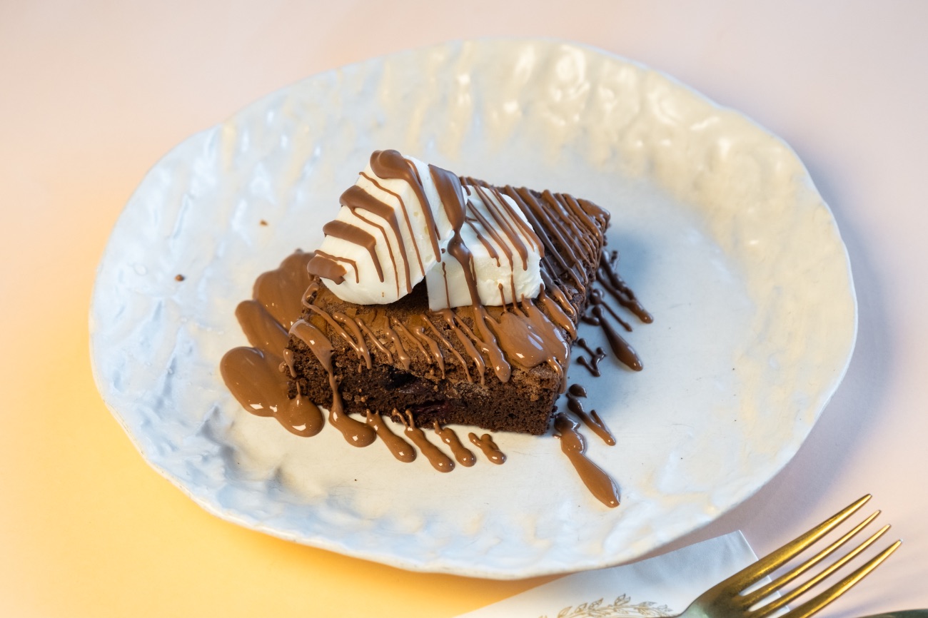 Brownie - Bitter, kesme Maraş uyumu, içi beyaz çikolatalı ve vişne ile