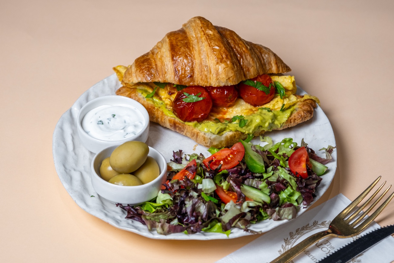 Avocado Scrambled Eggs Sandviç - Avokado sos, Yumurta, Domates, Kruvasan