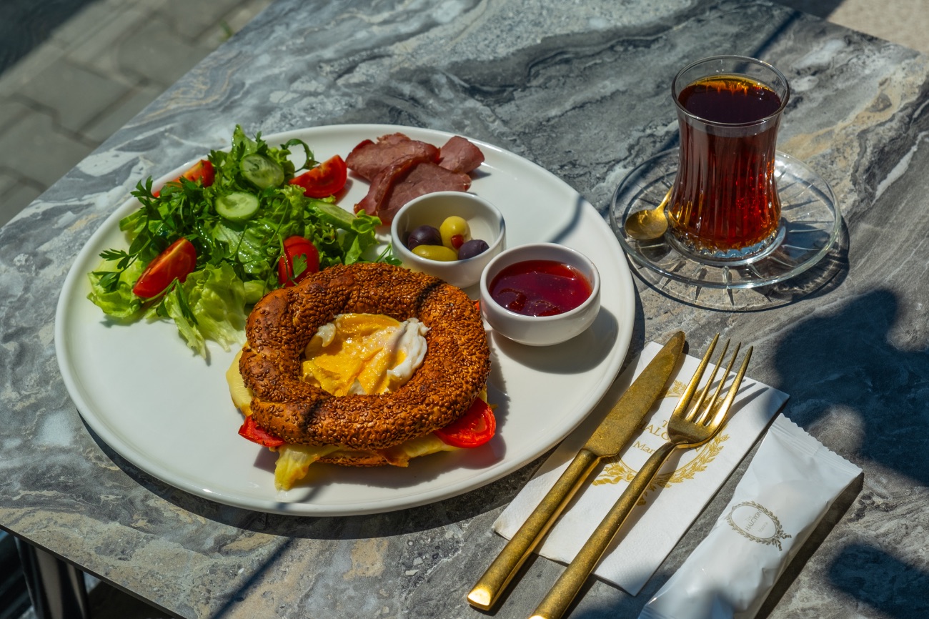 Sıcak Simit Tabağı - Simit, Kaşar peynir, Cheddar peynir, Otlu krem peynir, göz yumurta, Dana Roast beef, Çilek reçeli, 1 bardak ikram çay.