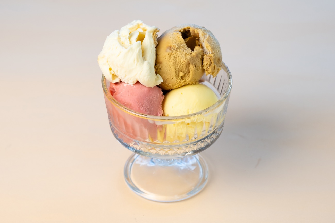 Halcyon Ice Cream - Seçtiğiniz 4 top dondurma şeklinde sunulur.
Çilek, Karamel, Limon, Vanilya, Kakao