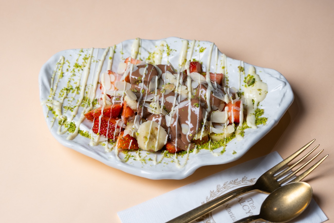 Halcyon Fruid Salad - Çilek, Muz, Belçika çikolatası, file badem ve toz Antep fıstığı