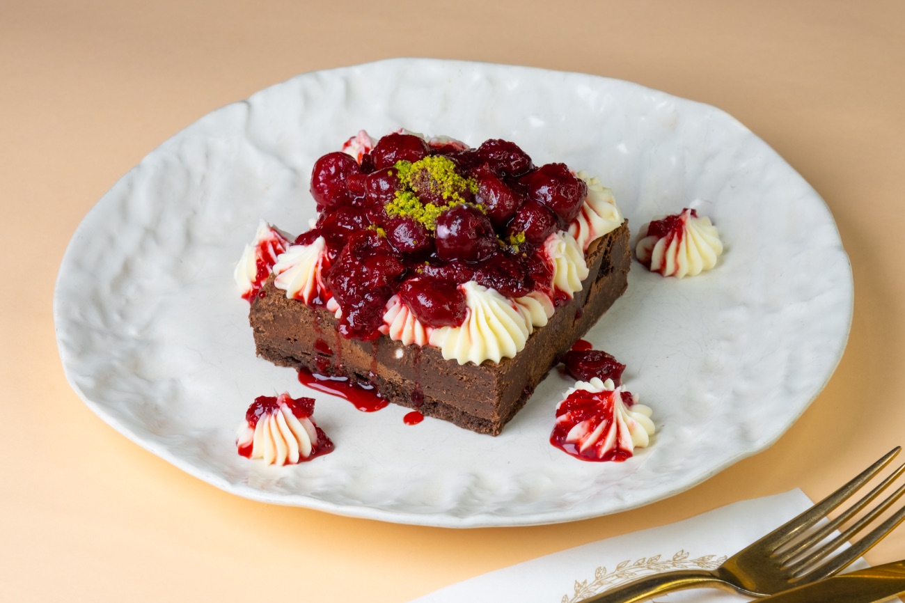 Browcherry - Brownie üzerine Beyaz çikolata kreması ve Vişne sosu