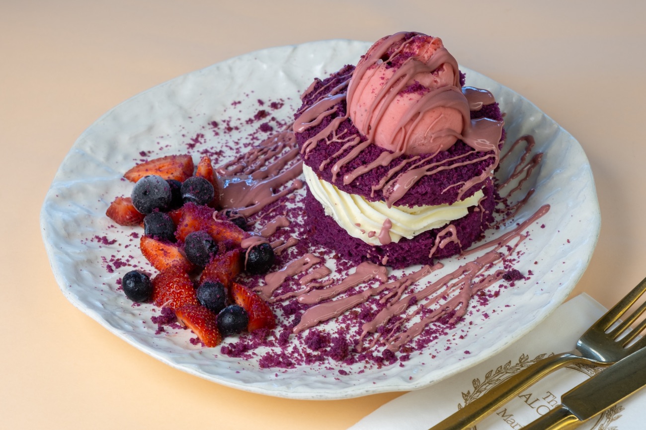 Purple Velvet Cake - İki mor kek dilimi arasında eriyen beyaz çikolata kreması ve çilek sosuyla meyvemsi, yumuşacık bir tat… Yanında taze yaban mersini ve çilek, üstünde ise çilekli dondurma ve ruby çikolatanın büyüleyici dokunuşu. Hem romantik hem rafine! 💜🍓🍫🍦