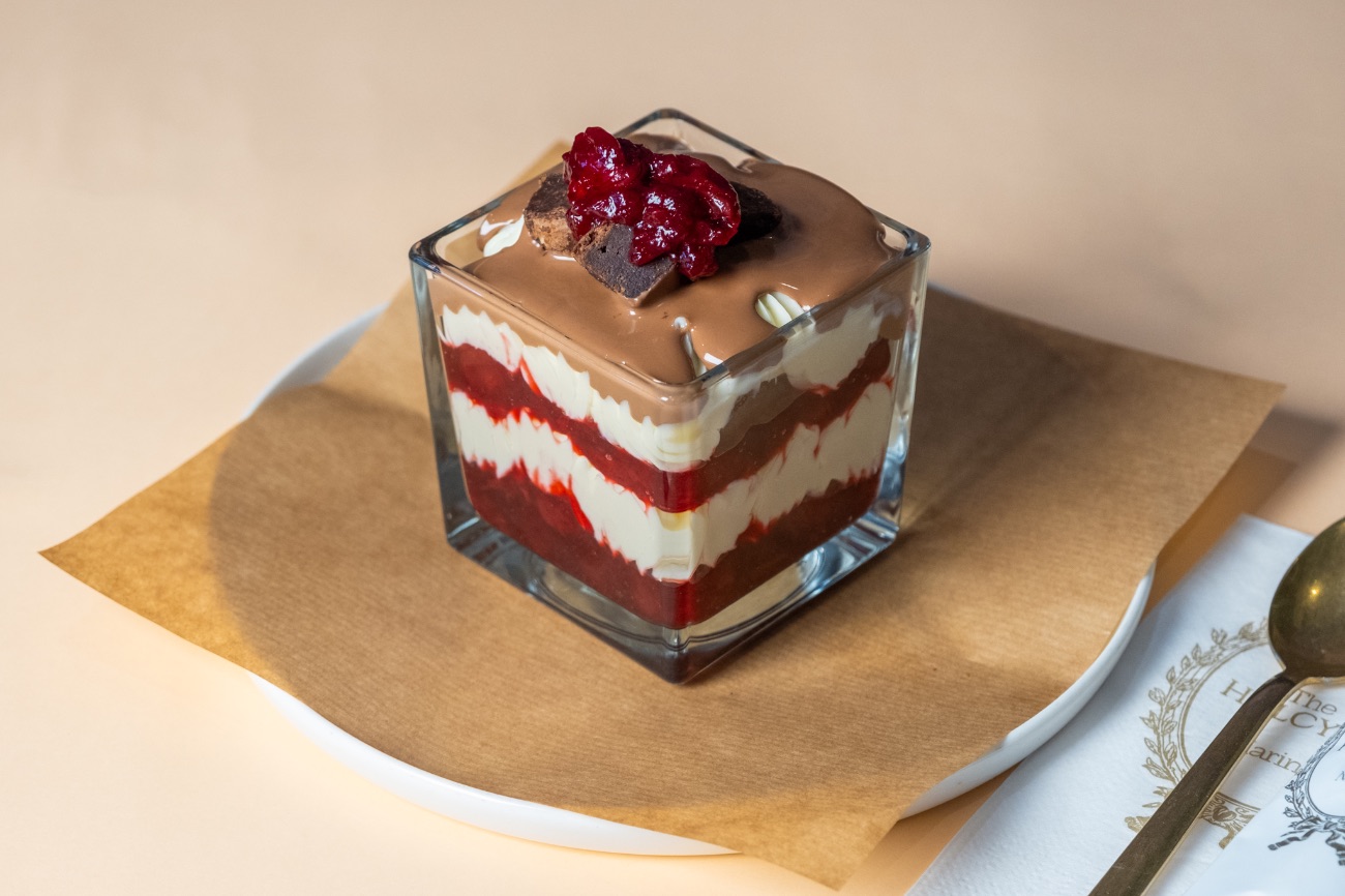 Cherry Dream - Vişne sosu, Beyaz çikolata kreması, küçük Brownie parçaları ve Belçika çikolatası