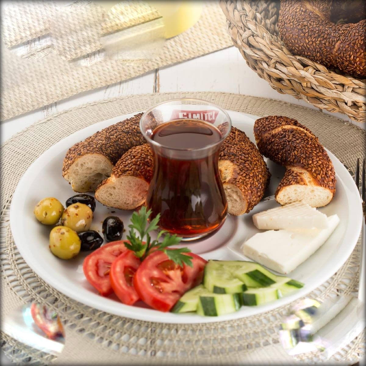 Simit Tabağı - 1 adet simit, domates, salatalık, beyaz peynir ve zeytin ile servis edilir.