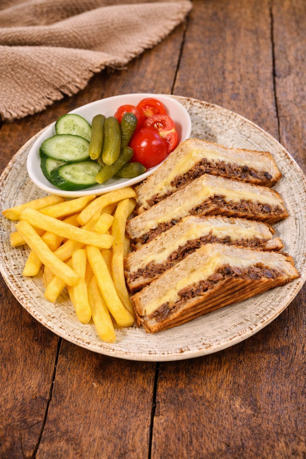 Kavurma Kaşarlı Tost