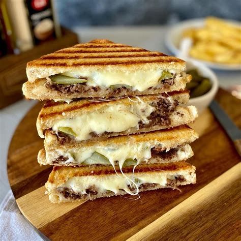 Kavurma Kaşarlı Tost - İçinde kavurma ve kaşar peyniri vardır. Patates kızartması, domates, salatalık ve kornişon turşu ile servis edilir.